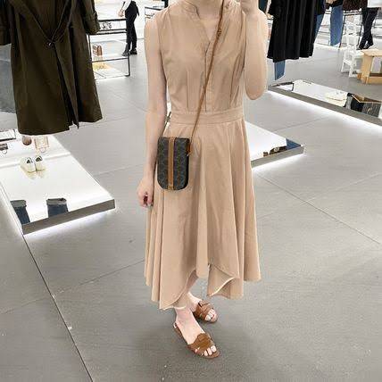 Celine Phone Pouch in Triomphe Canvas กระเป๋าใส่โทรศัพท์รุ่นนี้ มีดีไซน์ดูเรียบง่าย แต่ดูหรูหราด้วยลวดลาย Triompe ที่แสดงถึงความเป็นเอกลักษณ์ของ celine ช่องหลักที่มีความกว้าง สามารถใส่โทรศัพท์มือถือ ธนบัตร บัตรต่าง ๆ และของจุกจิกชิ้นเล็ก ๆ ได้แบบจุใจ หรือ