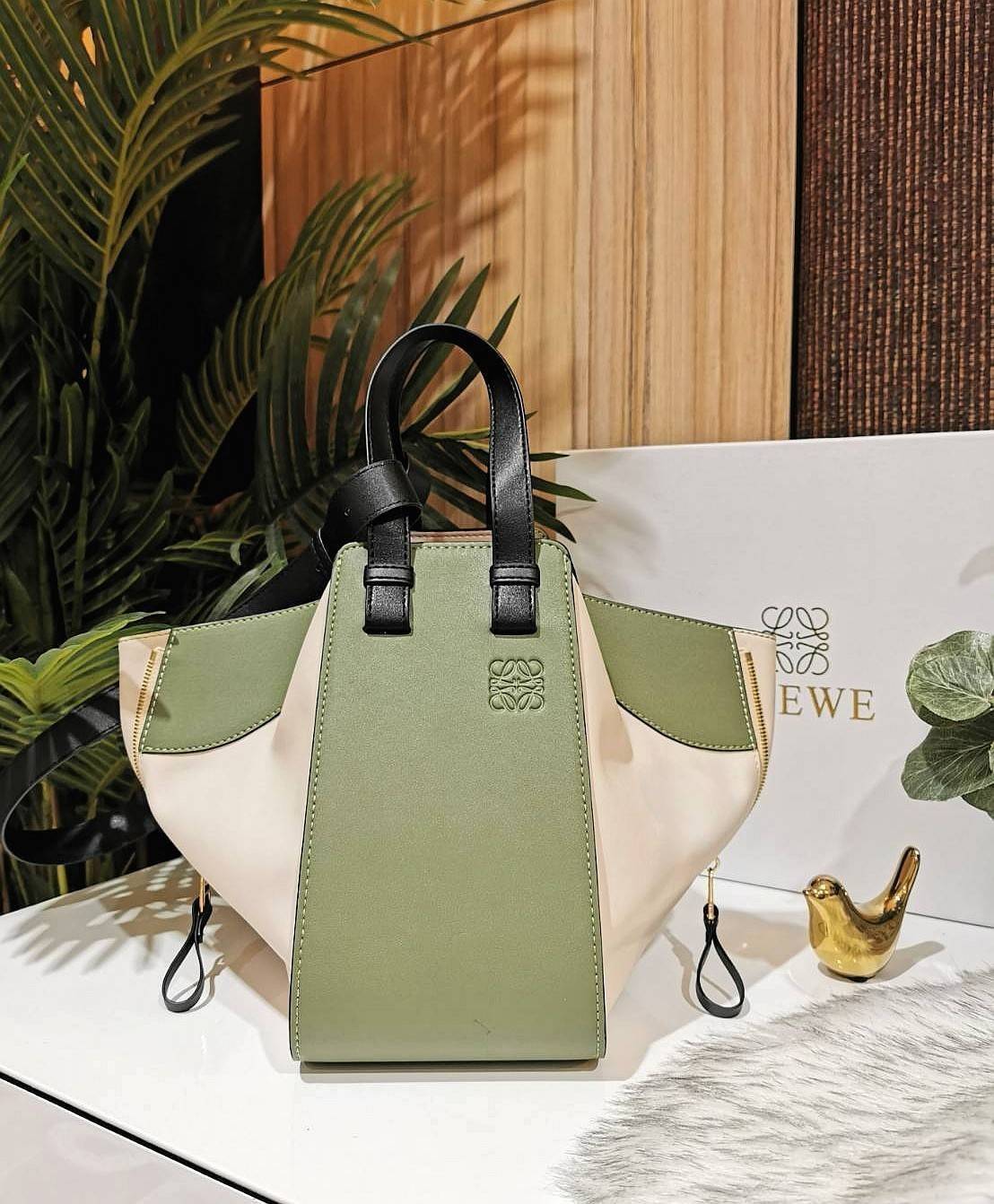 LOEWE HANDLE & SHOULDER BAG GIFT WITH PURCHASE GWP พรีเมี่ยมกิ๊ฟ Limited จาก LOEWE PERFUME DUTYFREE รุ่น Rare items สุดๆวัสดุหนังแท้ Calfskin หนังสวยดีไซน์มีเอกลักษณ์ ใบใหญ่กำลังดี น้ำหนักเบา สามารถปรับได้หลายทรงไม่จำเจ ด้านข้างมีซิปปรับขยายได้ ภายในโล่งก