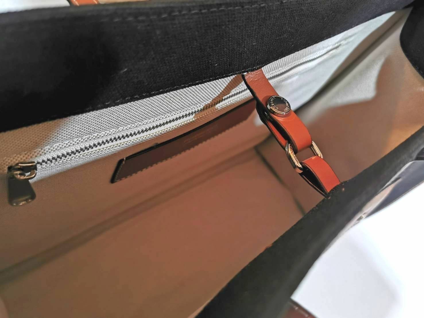 BURBERRY FRAGRANCES LARGE TOTE BAG วัสดุ Canvas & Leather ทรงเหลี่ยมมาในสี TwoTone ดีไซน์สวยอยู่ทรงสไตล์ Casual ด้านหน้ามีช่องใส่ของ ภายในโล่งกว้างและจุสุดๆสามารถใส่เอกสารA4 หนังสือ ของใช้ได้เยอะ น้ำหนักเบา อะไหล่แบรนด์สีทองหรู หูหิ้วหนังสะพายไหล่ได้ พร้อ