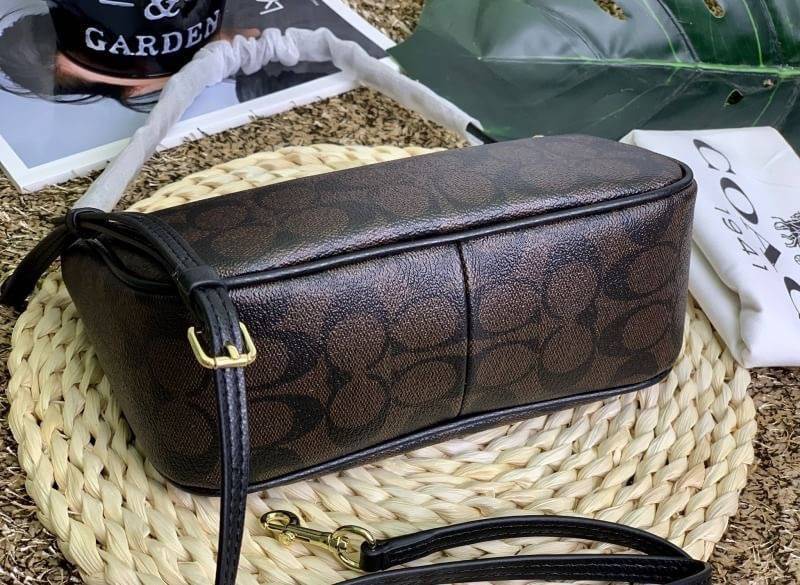 COACH HANDLE POUCH SIGNATURE BAG (รุ่นโลโก้อะไหล่ตัวเล็ก) กระเป๋าสะพาย หรือสะพายข้าง Crossbody ราคาสุดคุ้มค่ะ วัสดุ pvc อย่างดี ลาย C เปิดปิดกระเป๋าแบบซิป ภายในสามารถใส่กระเป๋าสตางค์ใบยาวขนาดปกติได้ ของอื่นๆจุค่ะ มีช่องเล็กใส่ของจุกจิก สายยาวถอดออกได้เลื่