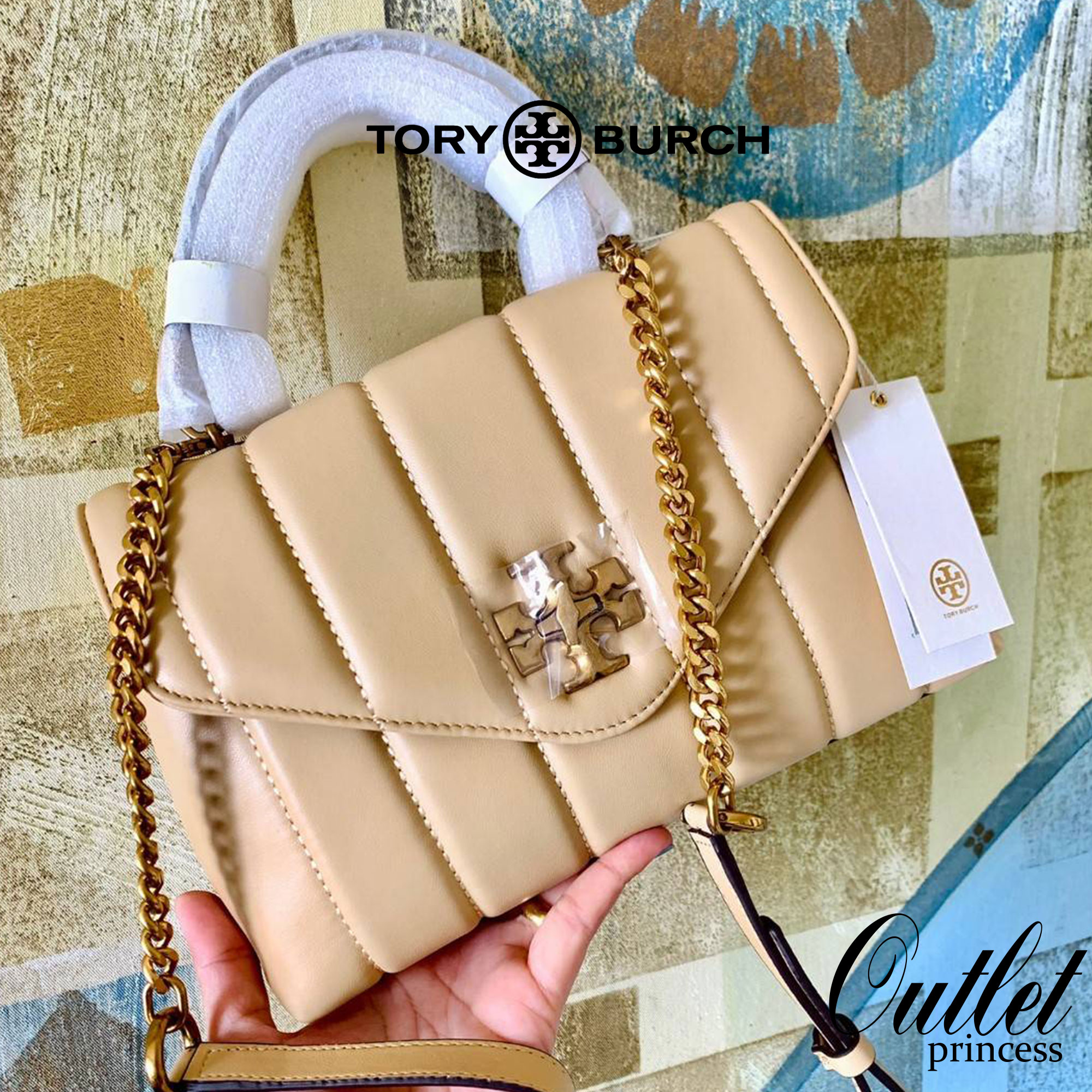TORY BURCH KIRA QUILTED SMALL BAG พร้อมส่งที่ไทย ไม่ผิดหวังแน่นอนค่ะ! กระเป๋าหิ้วหรือสะพายข้างได้ วัสดุหนังแกะแท้ทั้งใบ ((หนังแกะจะมีคุณภาพดีเงานิ่มและแพงกว่าหนังวัวจ้า)) หนังนิ่มสวยงามมากๆค่ะ เปิดปิดกระเป๋าแบบหมุนล็อคแบบโลโก้แบรนด์ ใช้อะไหล่คลาสสิคดูหรูเ