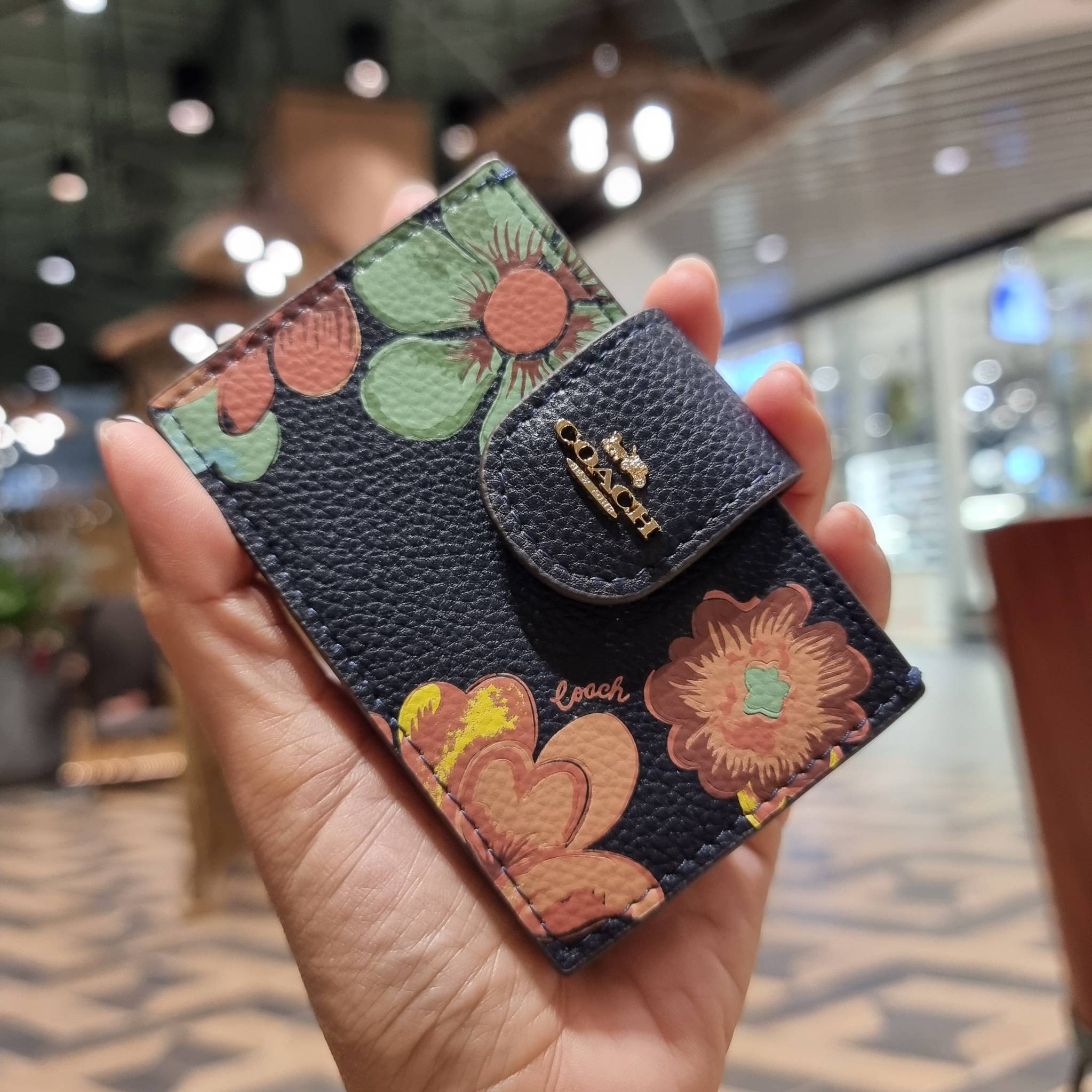 COACH C8325 ACCORDION CARD CASE WITH DREAMY LAND FLORAL PRINT ไอเท็มที่ทำใจฟูจัดเลยจ้า กับกระเป๋าถนอมบัตร ที่สาวๆตามหา ดีไซน์ลวดลายน่ารักมากๆ ขนาดกะทัดรัด พกพาสะดวก วัสดุหนัง pepble ภายในเป็นช่องใส่บัตรได้หลายใบ เหมาะมากสำหรับใครที่มองหากระเป๋าแบ่งสัดส่วน