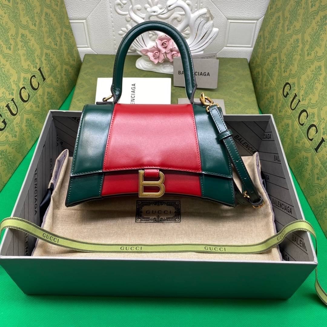 หนังแท้ GUCCI X BALENCIAGA THE HACKER PROJECT SMALL HOURGLASS (RED/GREEN) การสร้างสรรค์ที่มีเอกลักษณ์เฉพาะตัว โทนสีโดดเด่น แดง/เขียว วัสดุหนังแท้ทั้งใบ เกรดเทพออริจินอล ตอบโจทย์ได้ทุกลุค ทุกไลฟ์สไตล์ ใช้งานได้ง่ายคล่องตัว ภาพสินค้าถ่ายจากงานขายจริง ใช้งาน