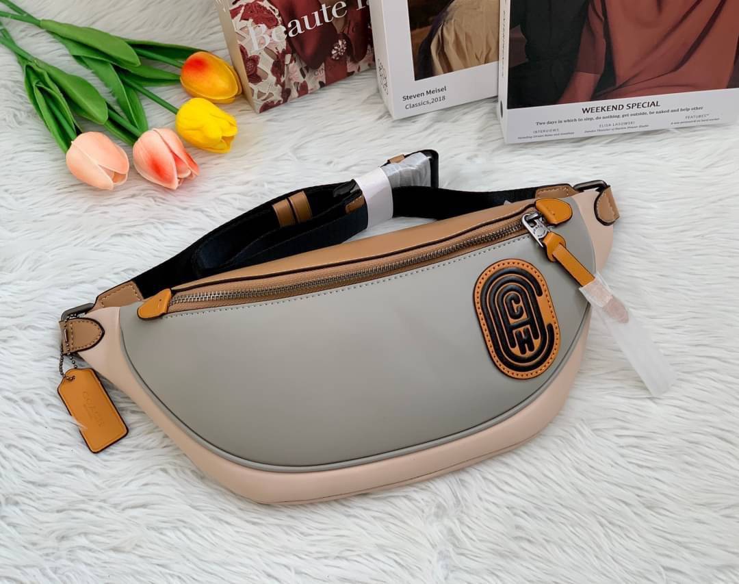 OUTTLET 】Rivington Belt Bag In Colorblock With Coach Patch (F959) Silver รุ่นที่ถามกันมาเยอะเลยคะ! สวยงามใช้ได้ทั้งชาย//หญิงเลยจร้า 🌈 Coach Belt Bag ใบใหญ่คะ! กระเป๋าคาดอกด้านหน้า//คาดไปทางด้านหลัง//หรือคาดเอวได้ ตามแต่ความถนัดได้เลยนะคะ หนังแท้ น