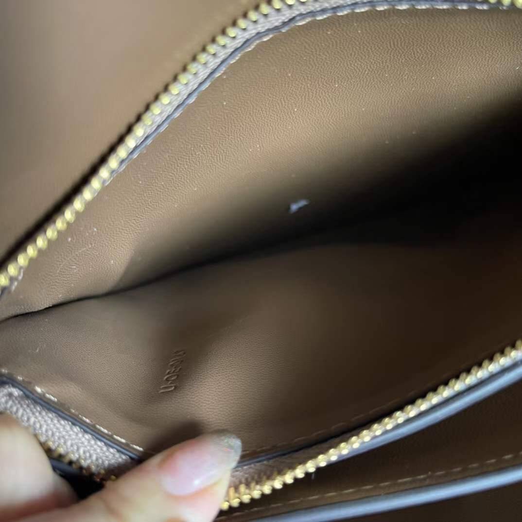 CELINE Medium Classic bag in box calfskin เกรดออริจินอล กระเป๋าสะพายแบรนด์เนมซีลีนหนังแท้ อะไหล่ทองหรู งานหนังเรียบ สวยหรู ด้านในเปิดด้วยบีบอะไหล่ทอง