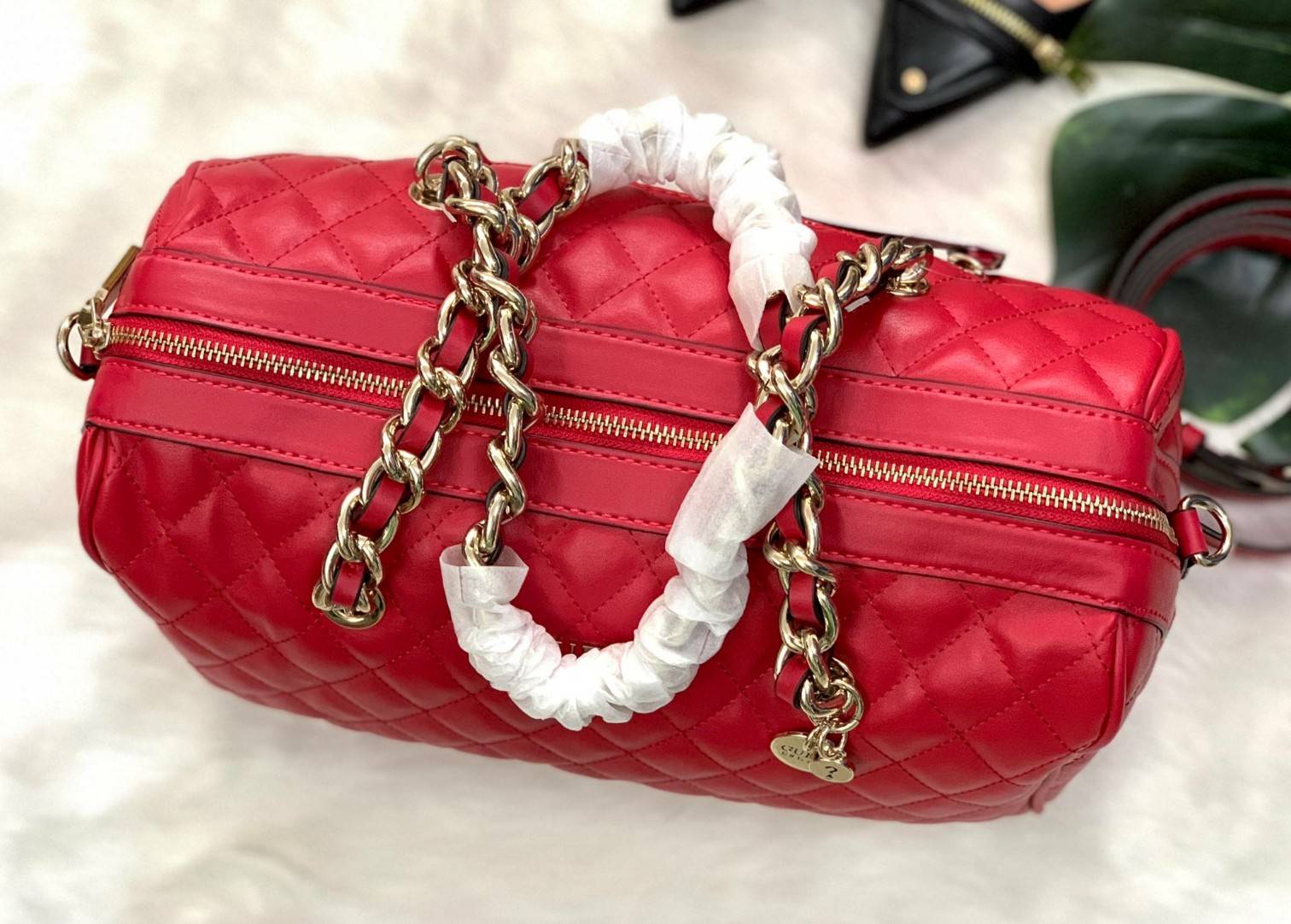 GUESS SWEET CANDY LARGE SATCHEL Handbag รุ่นใหม่หนัง PU นิ่ม เย็บลายตาราง ภายในกว้าง มีช่องซิปภายใน ตัวสายแต่งด้วยโซ่ทองร้อยหนัง สายสะพายถอดและปรับความยาวได้