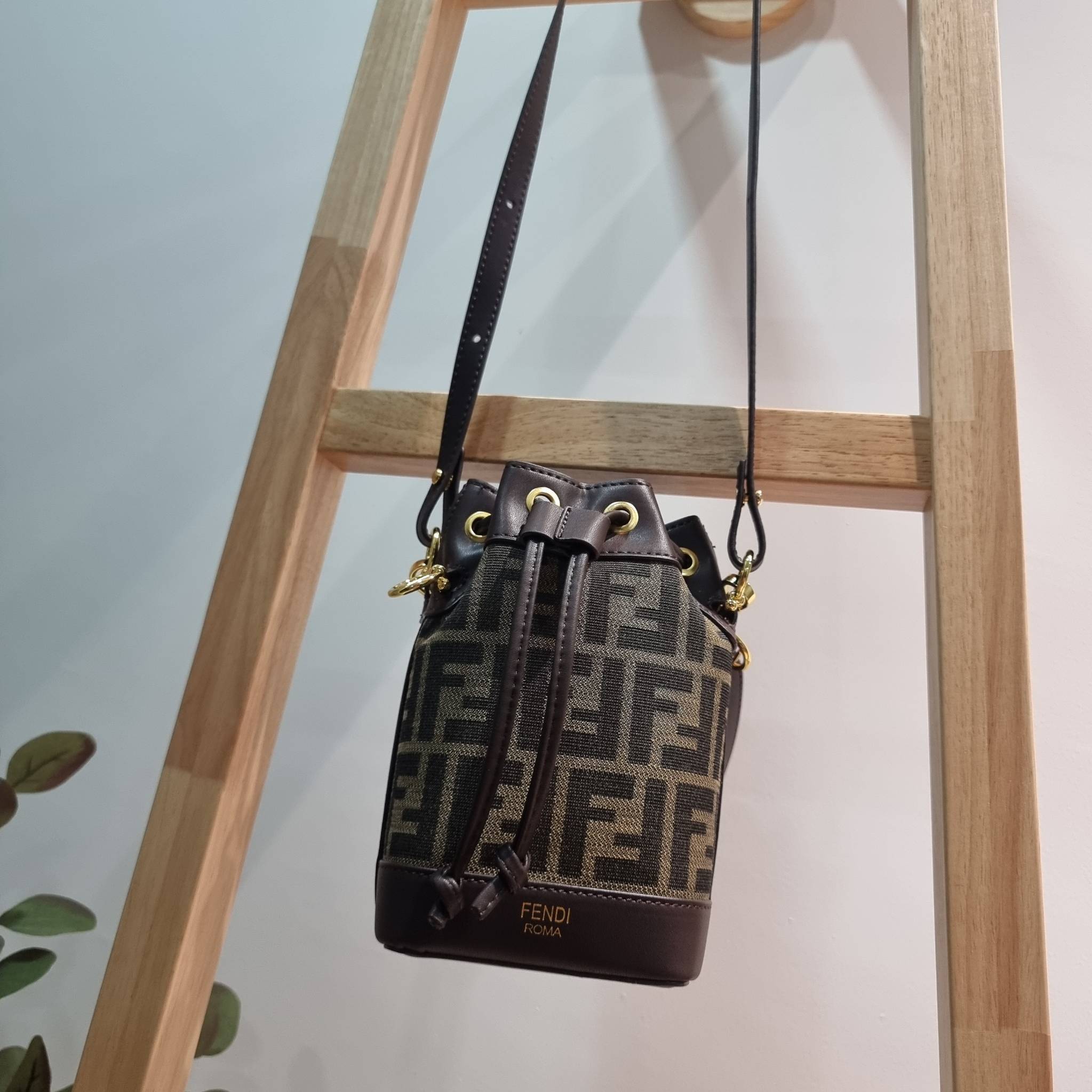 FENDI MINI BUCKET BAG / Fendi Mon Tresor Mini Brown Bag กระเป๋าสะพายทรงขนมจีบยอดฮิต ไซส์มินิ ที่น่ารักน่าใช้มาก ดีไซน์สวยอยู่ทรง วัสดุผ้าแคนวาสสลับหนังแท้ ดีเทลห่วงคล้องอะไหล่สวยหรู มาพร้อมสายสั้นคบ้องแขน และสายครอสบอดี้สำหรับสะพายข้าง สลับใช้ได้ไม่จำเจ ภ