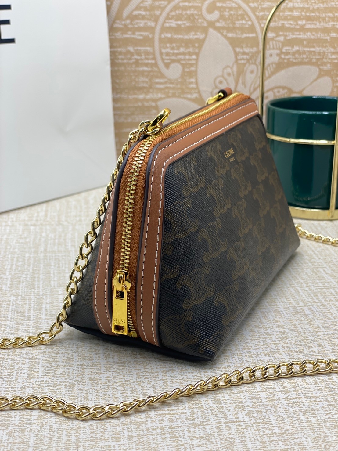 CELINE POUCH 16cm / CELINE TRIOMPHE Triumphal Arch Canvas / CELINE CLUTCH WITH CHAIN กระเป๋าคลัทช์ดีไซน์เรียบหรูออกแบบมาได้อย่างลงตัว พร้อมสายสะพายโซ่ทองสุดหรู ด้วยรูปทรงที่สวยงามและทันสมัย