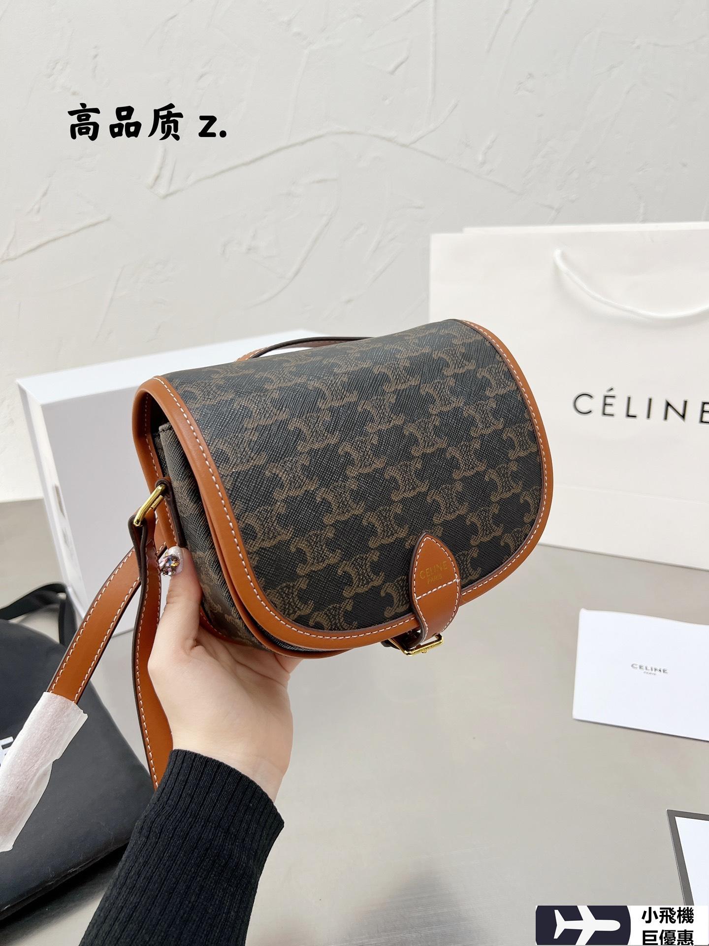CELINE Folco bag in Triomphe canvas and Leather กระเป๋าสะพายข้าง รุ่นตามหาเข้าเพิ่มเติมสต๊อกพร้อมส่งแล้วค่าสาวๆ รุ่นยอดฮิต ขายดีไม่มีตก ทรงสวยโดดเด่นเป็นเอกลักษณ์ ดีไซน์โค้งมนสวยงาม