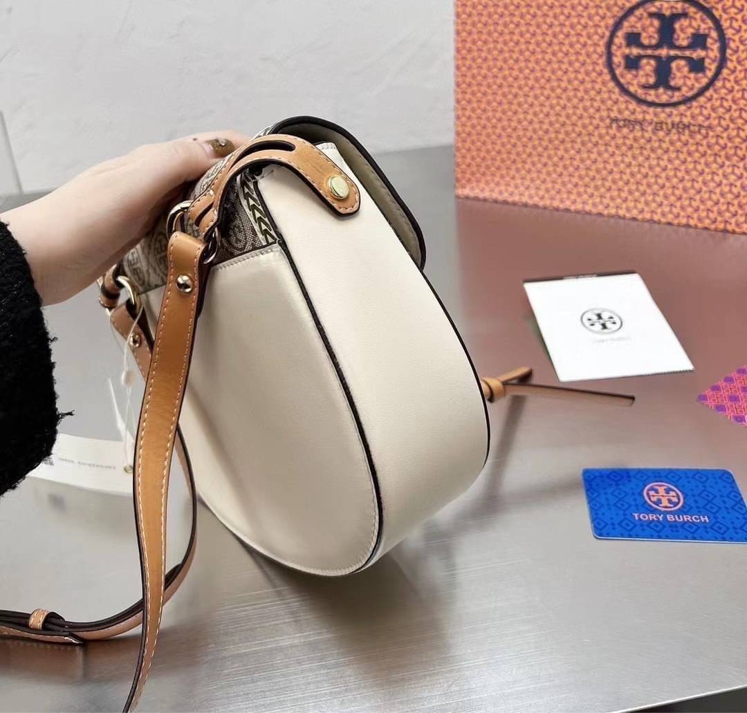 TORY BURCH T MONOGRAM FLORAL BAG / Tory Burch Monogram Crossbody Bag / TORY BURCH MILLER CANVAS QUADRANT SADDLE BAG กระเป๋าทรงยอดนิยม ดีไซน์ใหม่ล่าสุด สไตล์งานคราฟ มีลูกเล่นประดับดอกไม้กับตัวกระเป๋า วัสดุผ้า jacquard ใช้เป็น Everyday Bag สามารถใช้งานได้บ่
