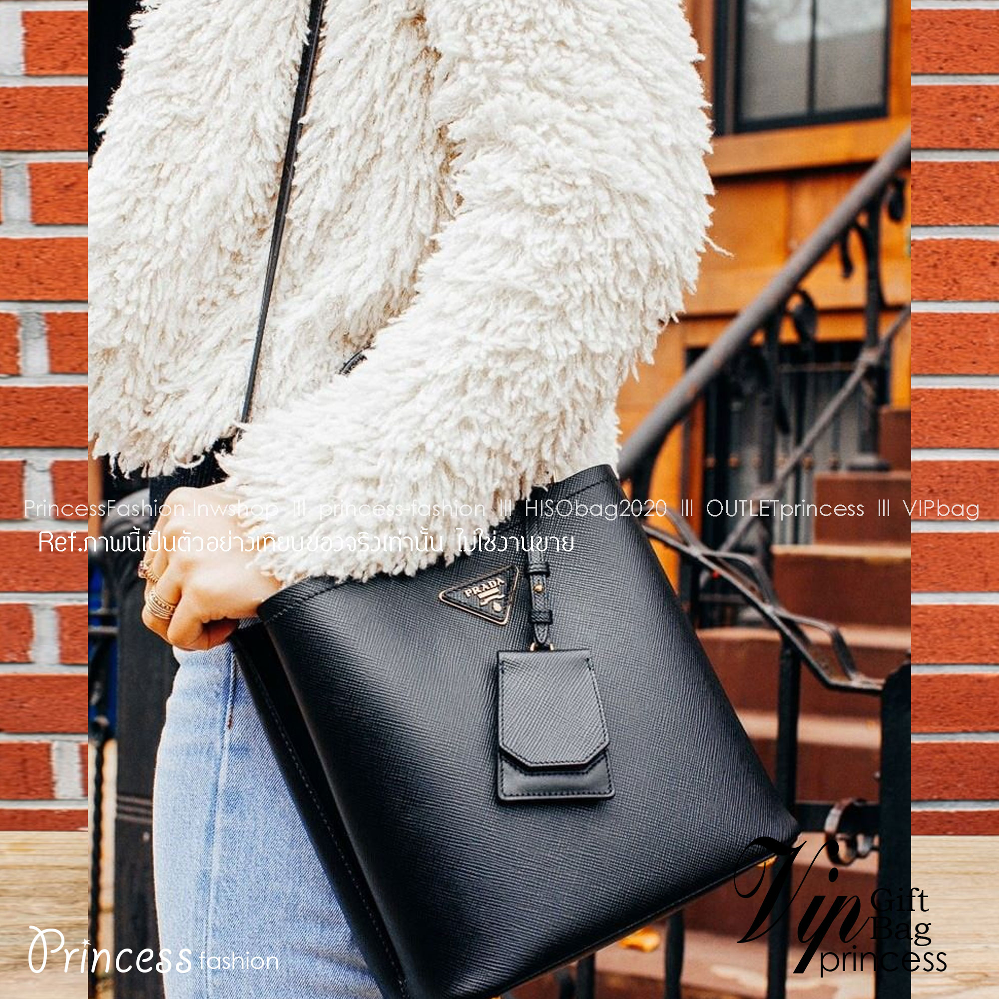 22cm Medium Prada Panier Saffiano Leather Bag / PRADA Saffiano Bucket Bag กระเป๋าสะพายทรง bucket ไซส์ใหญ่ ตอบโจทย์กับไลฟ์สไตล์คนรุ่นใหม่ที่ชอบพกพาของเยอะ ภายในโล่งกว้าง ใส่ของสำคัญได้เลย รีบจับจองกันน้า ราคาสุดคุ้มแบบนี้ ตำเลย!