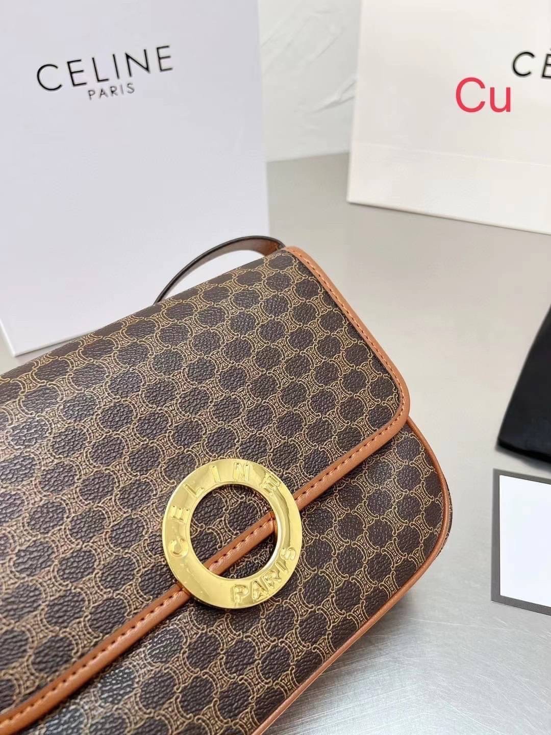 CELINE VINTAGE / CELINE Macadam crossbody bag / CELINE FOLCO BAG IN TRIOMPHE CANVAS กระเป๋าสะพายสไตล์วินเทจ หากใครที่กำลังมองหากระเป๋าสะพายข้าง ขนาดกะทัดรัด และเรียบหรู