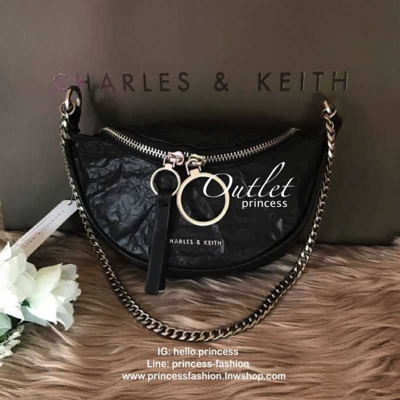 CHARLES & KEITH WRINKLED EFFECT RING ZIP TASSEL CROSSBODY BAG กระเป๋าสะพาย/คาดเอว/คาดอกรุ่นใหม่ล่าสุด เปิด-ปิดด้วยซิป ภายในโล่งกว้างมีช่องเล็กใส่บัตร จุของได้เยอะ ดีไซต์เก๋ไม่ซ้ำใคร มาพร้อมสายสะพาย 2 สายให้เลือกสะพายได้หลากหลายแบบไม่มีเบื่อแน่นอนจ้า