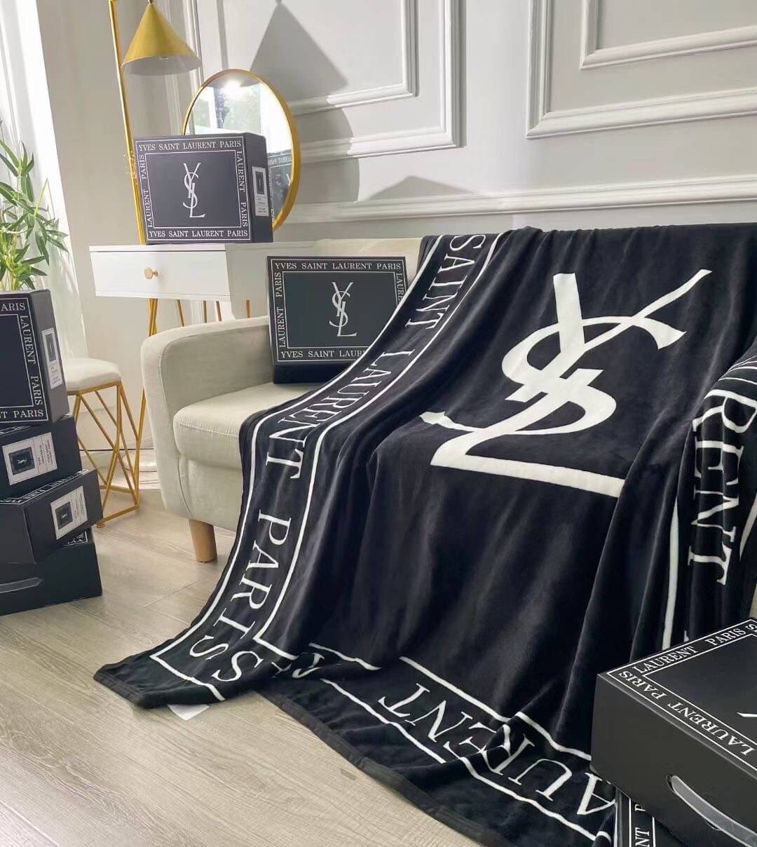 VIP GIFT 】Best Gift! พร้อมกล่อง Yves Saint Laurent Blanket ไอเท็มแนะนำ ผ้าห่มนุ่มนิ่ม ขนปุยๆๆ สบายผิวมาก เนื้อผ้านิ่มฟูนุ่มใช้ได้ทุกโอกาส ขนาดกำลังดี พกพาสะดวก สามารถพกไว้ใช้ในรถ ใช้ในออฟฟิศได้ จะซื้อใช้เองหรือมอบเป็นของขวัญก็ดูดีพร้อมส่งที่ไทย ราคาสุดคุ้