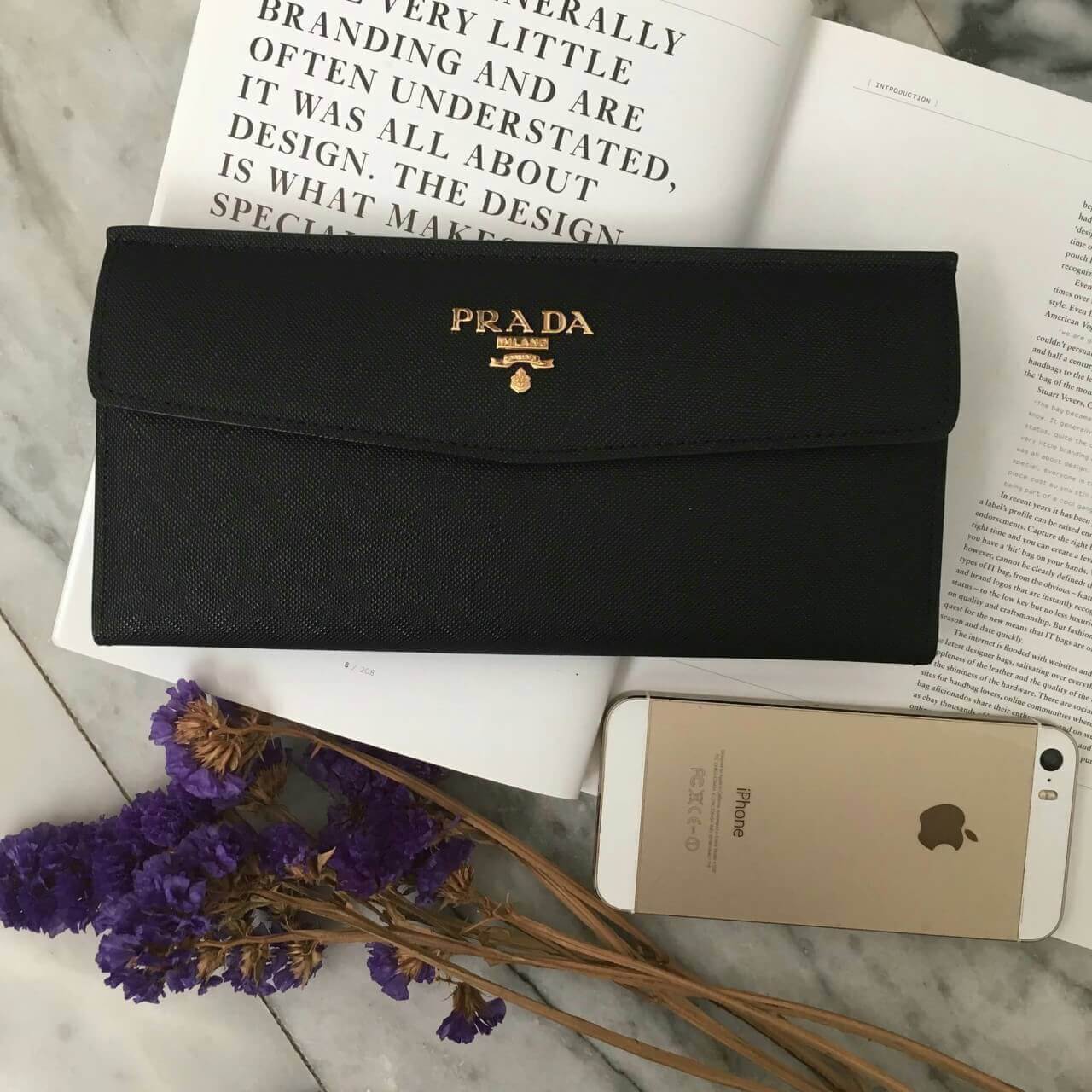 งานพรีเมี่ยมกิ้ฟ จากเคาเตอร์ต่างประเทศคะ ได้ กระเป๋าอเนกประสงค์ จากแบรนด์ PRADA มาค่า เป็นกระเป๋าหนัง saffiano ตามแบบฉบับของแบรนด์เลย มีช่องใส่บัตร ถึง 12 ช่อง และช่องซิปใส่ของจุกจิกได้คะ ขนาดกำลังดีคะ ถือแล้วสวยมากๆ อะไหล่ทองหรูมาก *ใช้แล้วสวยแน่นอน