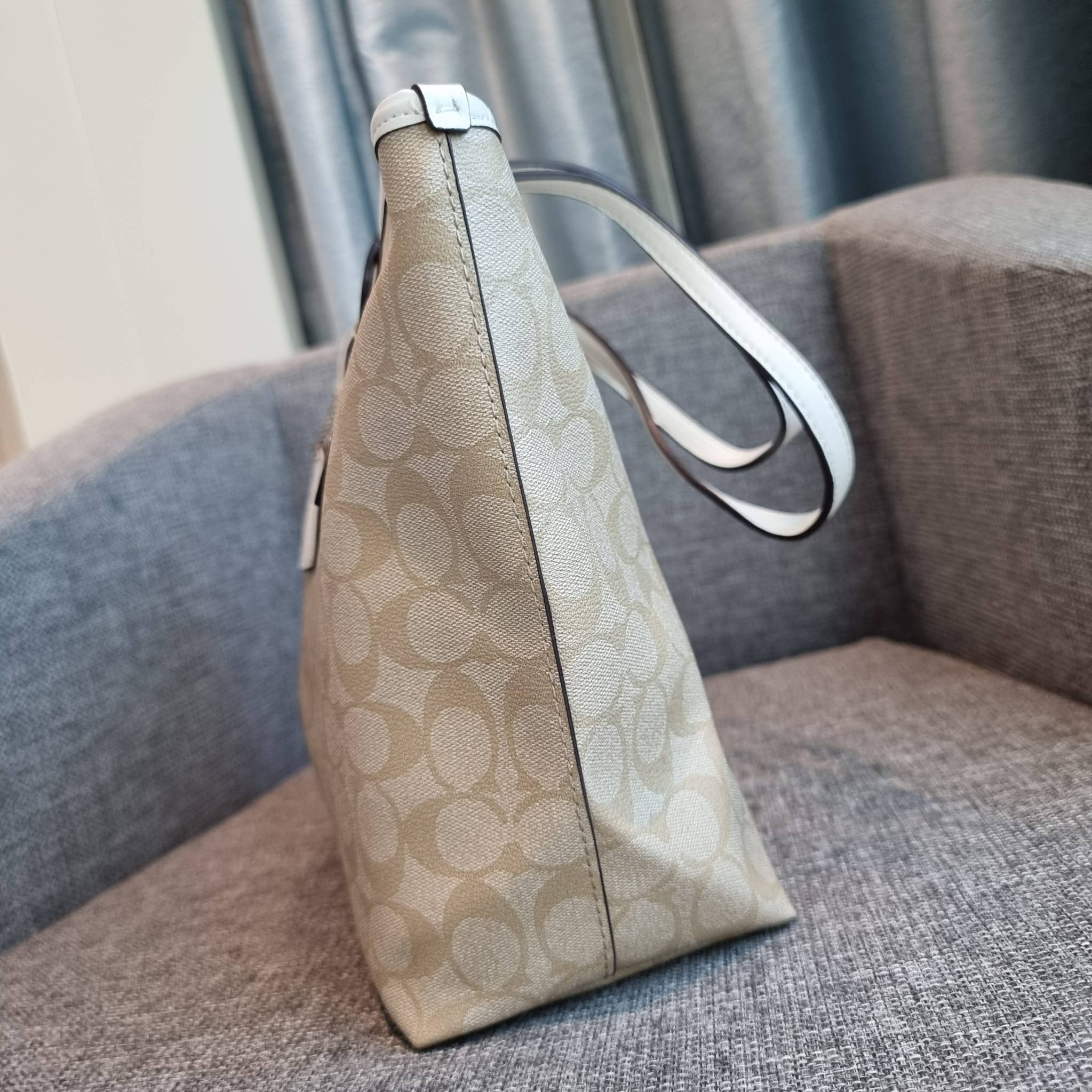 OUTLET 】COACH F58292 CITY ZIP TOTE IN SIGNATURE 16" รุ่นขายดี!! ไซส์ใหญ่ สีสวยมาให้แบบจัดเต็ม!! กระเป๋าถือทรงโท้ทใบใหญ่ สวยน่าใช้ทุกสี สะพายคล้องไหล่ได้เก๋ๆ จุของแน่นๆไปเลยจ้า!! วัสดุหนังแคนวาสคุณภาพ ปากกระเป๋าเปิด-ปิดด้วยซิป กันของหล่นได้ ถือไปไหนก็