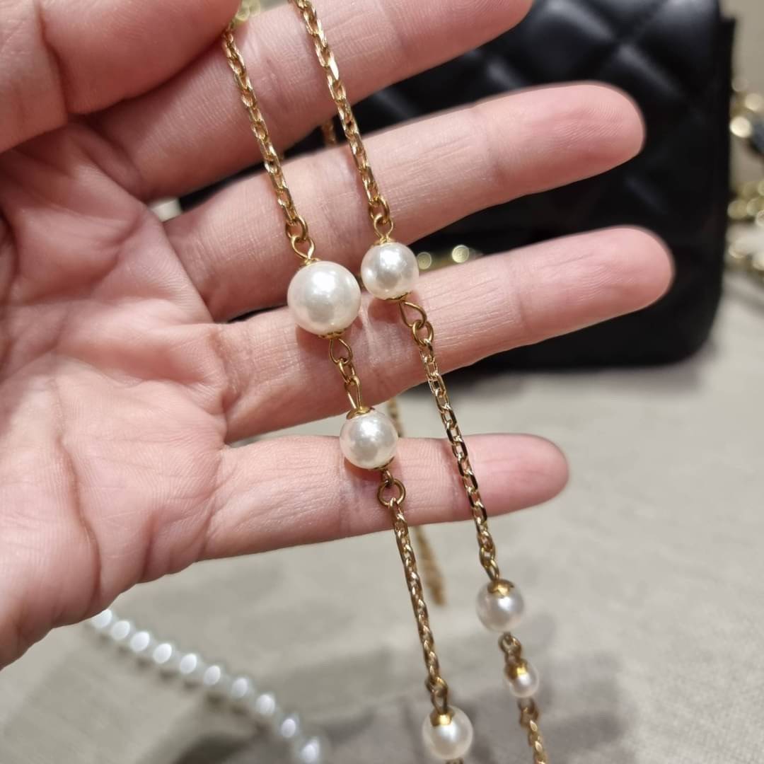 VIP 🥂 เซ็ทคือที่สุดของความคุ้ม EXCLUSIVE MIX ITEM!! CHANEL GIFT BOX SET กลับมาอีกครั้งกับไอเท็มสุดหรูชวนให้สะสม สุดยอดของรุ่นยอดฮิตพร้อมเสิร์ฟครบชุด สุดคุ้ม มาพร้อมกระเป๋าสะพายถึง 2 ใบ คอลเลคชั่นของมันต้องมี ทั้งตัวคลาสสิคและ vanity และสุดยอดของหา