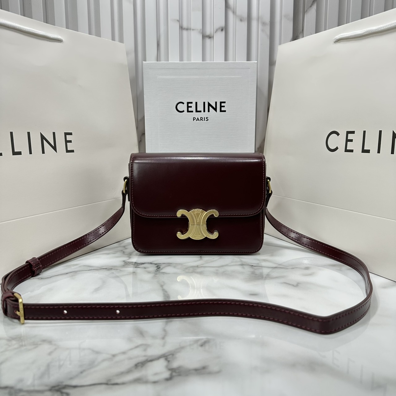 ORI หนังแท้ | 7" CELINE TRIOMPHE TEEN BAG in glossy leather กระเป๋าสะพายรุ่นยอดนิยม ถ่ายทอดให้เห็นถึงแก่นแท้ของสไตล์แบบ CELINE งานหนังเรียบเงาสวยหรูหรา