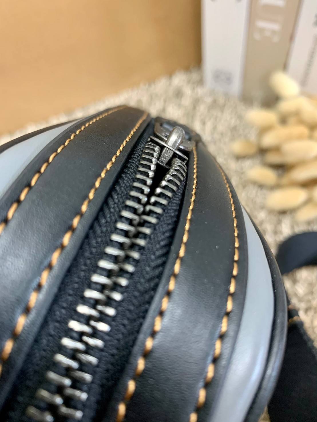 3สีเข้าใหม่งานคุณภาพอีกแล้วคับท่านน ทั้งสี ทั้งหนังสวยมากๆค่าา!! COACH GRAHAM CROSSBODY BAG ((39946)) พร้อมส่ง! กระเป๋าสะพายแบบครอสบอดี้ร์ ใช้ได้ทั้งชาย//หญิง หนังแท้อย่างดี เรียบหรูค่ะ ด้านหน้ามีช่องซิปซ่อนให้หนึ่งช่อง ช่องซิปหลักกว้าง ใส่ของจำเป็นได้ครบ