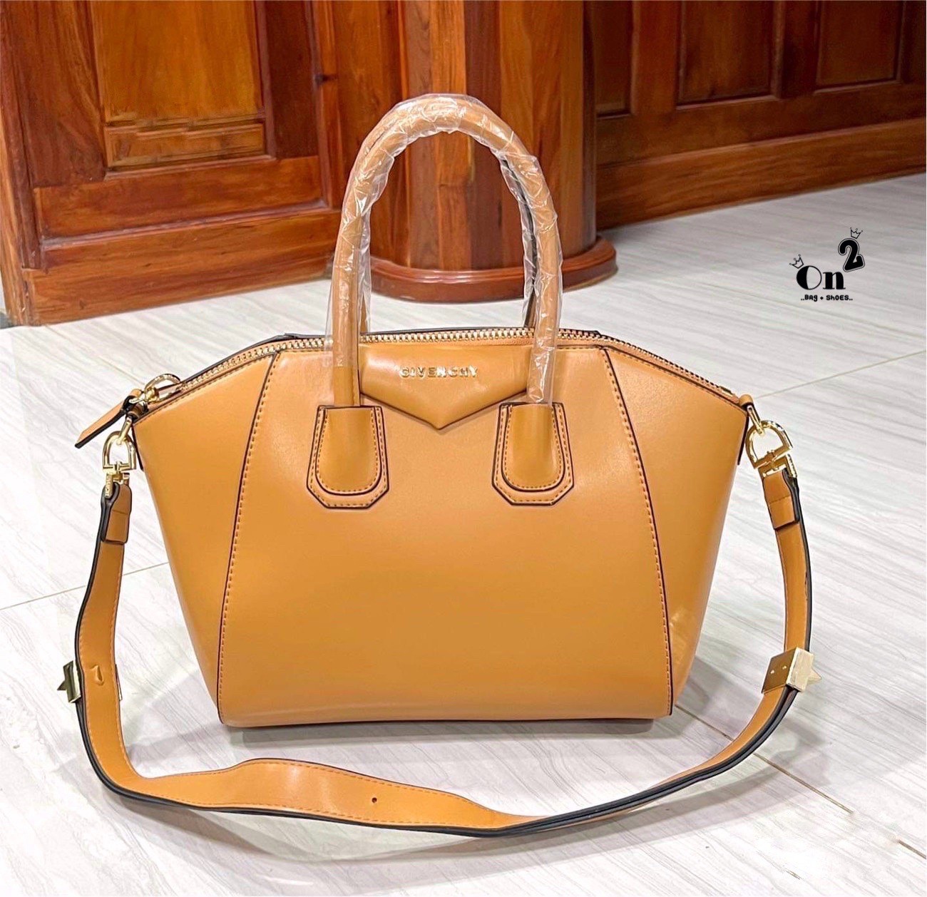 GIVENCHY Antigona Small Leather Tote Bag 12" กระเป๋าสะพายทรงหมอน งานซิปบน หนังเรียบ อะไหล่ทอง มาพร้อมสายสะพายยาวถอดออกถือได้