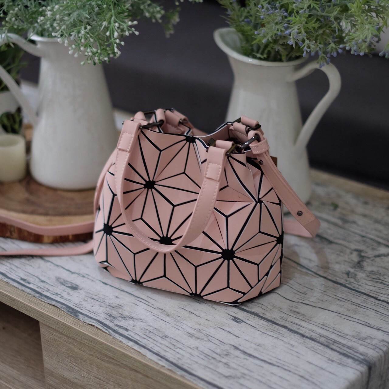 New Collection ka ' Matte Color ' ✨✨ สีด้าน มีให้เลือกถึง 4 สี 🍭🍭แถมยังลาย Limited edition หายาก 👍ปรับทรงได้ 2 แบบ น่ารักมาก จากแบรนด์ David Jones กระเป๋าสะพายข้างดีไซน์เกร๋มาก สีสวยหรูมาก ขนาดกะลังดีเลย น้ำ