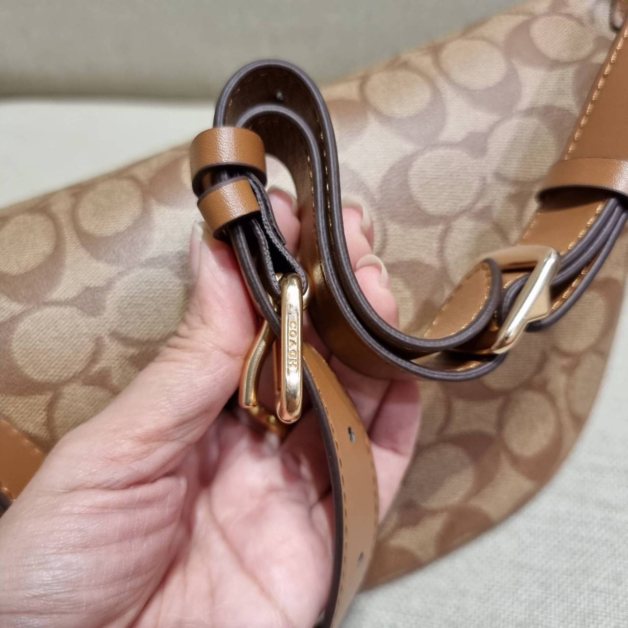 COACH F48740 BELT BAG IN SIGNATURE CANVAS กระเป๋าคาดอกทรง Unisex ที่ขายดีถล่มทลาย!! ขายได้ตลอดปี!! สวยเท่ทุกสี วัสดุหนังแคนวาสเคลือบคุณภาพดี ทนทาน ใช้งานง่าย ภายในเป็นช่องโล่ง เหมาะสำหรับคนที่ชอบพกอะไรง่ายๆ รับรองตอบโจทย์น้า