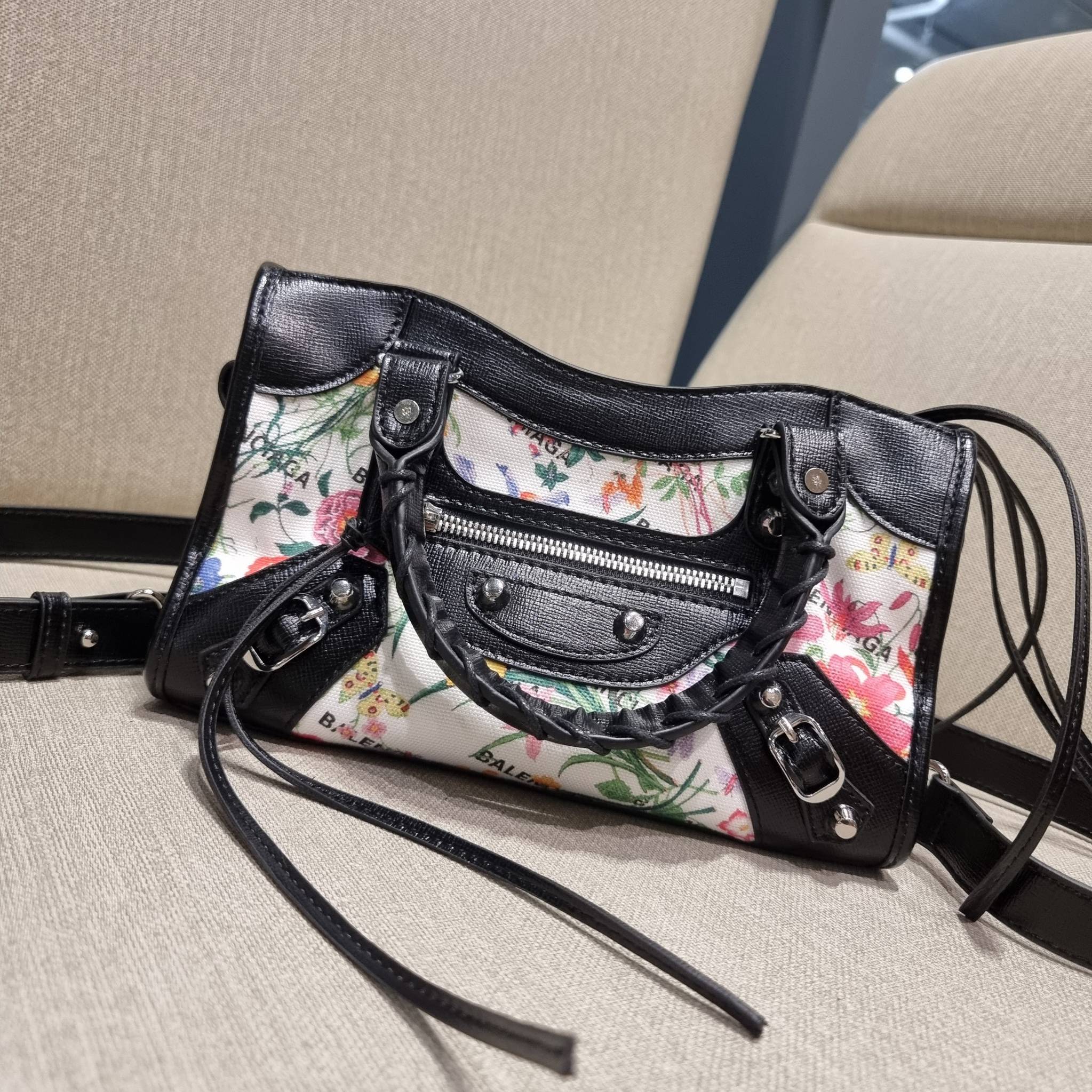 ไซส์ใหม่ กับรุ่นคอลแลบอีกหนึ่ง ที่ฮอตติดลมไม่เลิก!! Gucci×Balenciaga neo floral small bag กระเป๋าถือ/สะพายข้างที่โดดเด่นในสไตล์ที่ไม่ซ้ำ ไม่เกร่อ ดีไซน์มีกิมมิคและลูกเล่นแพรวพราว ทั้งหนังรูดซิป ทั้งหูจับ ทั้งความตกแต่ง มีดีเทลอัพราคาไปหมด วัสดุผ้าแคนวาสตั