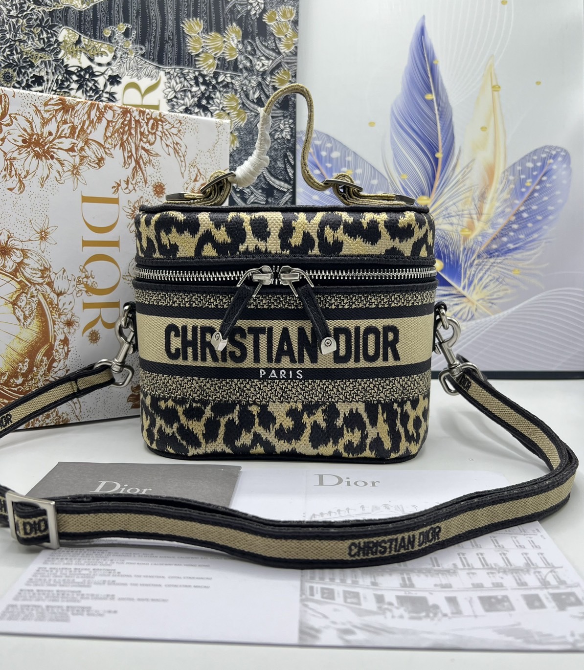 18cm Small DiorTravel Vanity Case กระเป๋าใส่เครื่องสำอาง มาพร้อมกับลวดลาย Oblique ปักอย่างประณีตและประดับด้วยสัญลักษณ์ Christian Dior Paris มาพร้อมสายสะพายและหูจับในตัว ปรับเปลี่ยนใช้งานได้ตามสไตล์