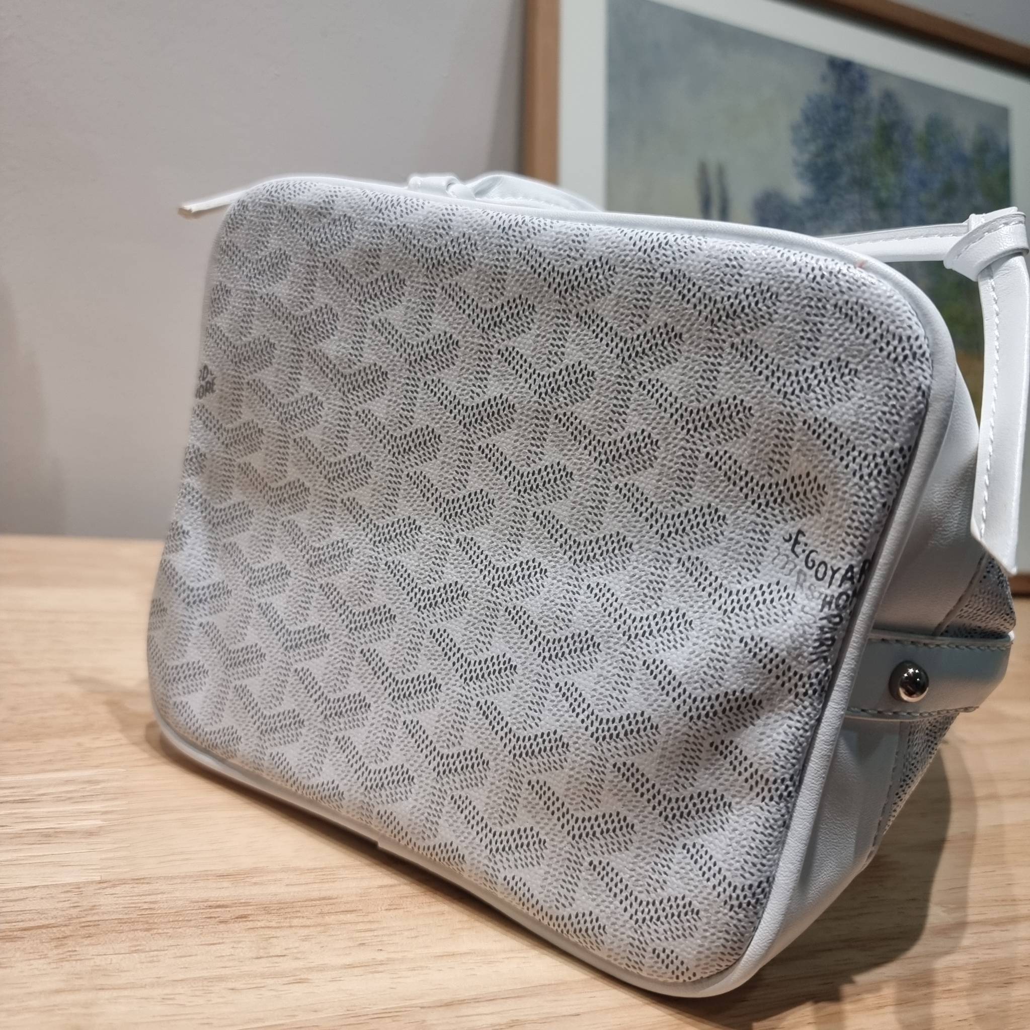 GOYARD PETITE FLOT BUCKET BAG กระเป๋าสะพายทรงบัคเก็ต ที่ดีไซน์สะดวกต่อชีวิตมาก รูปทรงคลาสสิค ดีไซน์เป็นเอกลักษณ์ สดใสทุกสี ดูผู้ดีในตัว วัสดุหนังแคนวาสพิมพ์ลายสวยคม ปากกระเป๋ารูดเปิด-ปิดได้ตามชอบ ภายในเป็นช่องโล่ง ใส่กระเป๋าสตางค์ มือถือ ได้ครบถ้วน มาพร้อ