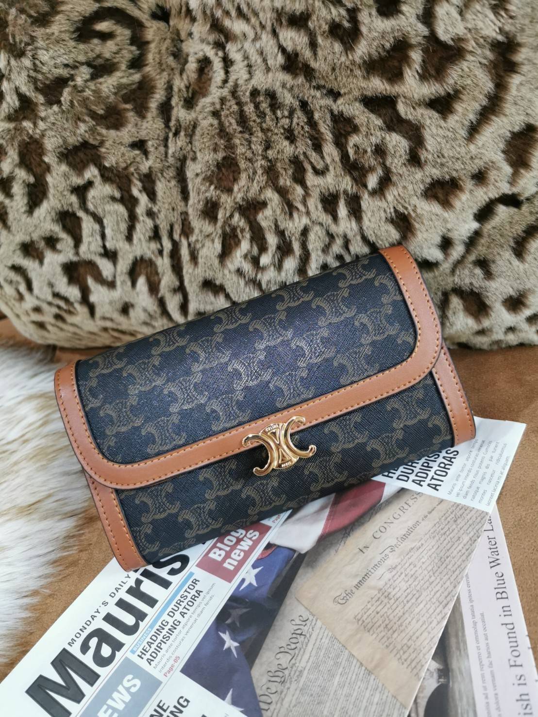 CELINE CLUTCH BAG WITH CHAIN VIP GIFT WITH PURCHASE GWP กระเป๋าพรีเมี่ยมกิ๊ฟ Limited จาก CELINE HAUTE PARFUME DUTYFREE COUNTER วัสดุ Triomphe Canvas หนังสวยอยู่ทรงเปิดปิดด้วยฝาปิดกระดุมประดับโลโก้แบรนด์สีทองด้านหน้า ภายในมีช่องแบ่งหลายช่อง มีช่องใส่บัตรหล