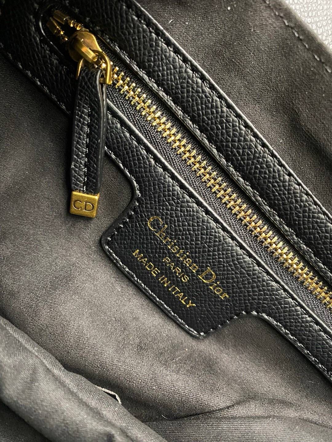 ORI หนังแท้ | DIOR Saddle Bag with Strap Grained Leather กระเป๋าถือ/สะพายทรงอานม้า รุ่นยอดนิยมที่มีเอกลักษณ์สวยงามเหนือกาลเวลา ลูกเล่นห้อยด้วยตัวอักษร D ตรงหูหิ้วมีกิมมิค CD สวยหรูดูแพง