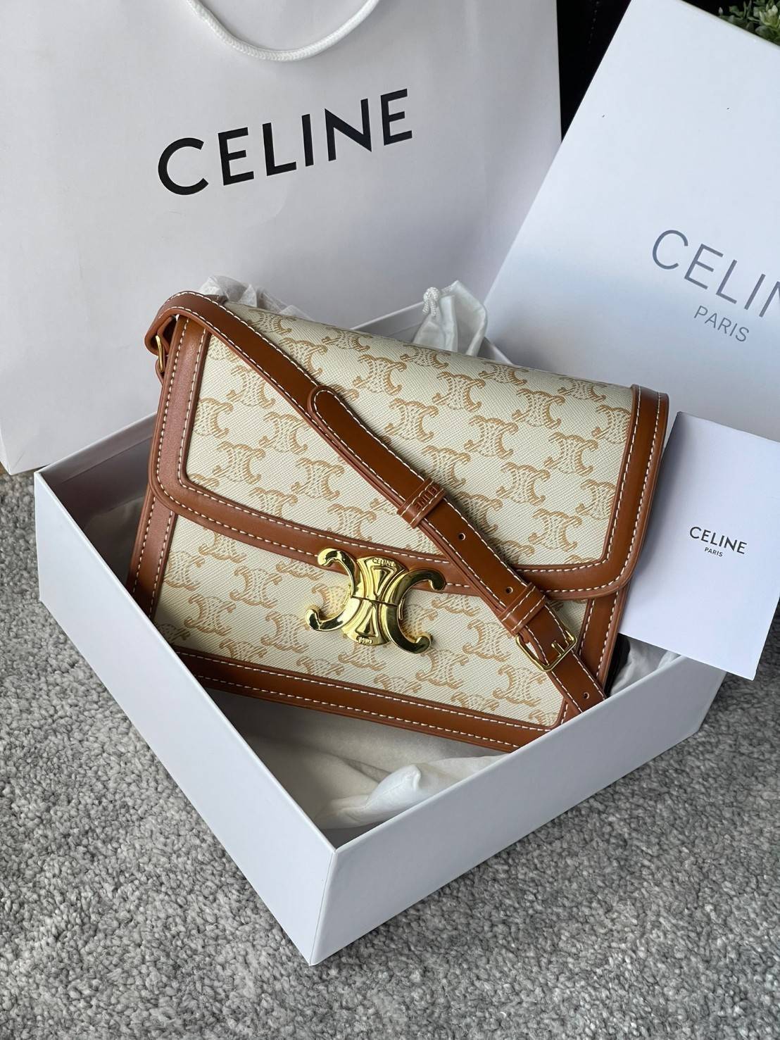 VIP 】Celine TEEN MEDIUM TRIOMPHE BAG IN TRIOMPHE CANVAS สาวๆที่กำลังมองหากระเป๋าน่ารักเอาไว้ใช้ในวันสบาย ๆ แต่ไม่รู้เลือกกระเป๋า Celine รุ่นไหนดี แนะนำรุ่นนี้เลยคะ เป็นกระเป๋าสะพายข้างขนาดกำลังดี สวยแบบคลาสสิก หรูหราด้วยแคนวาสเคลือบลาย Triomphe อีกทั้งยัง