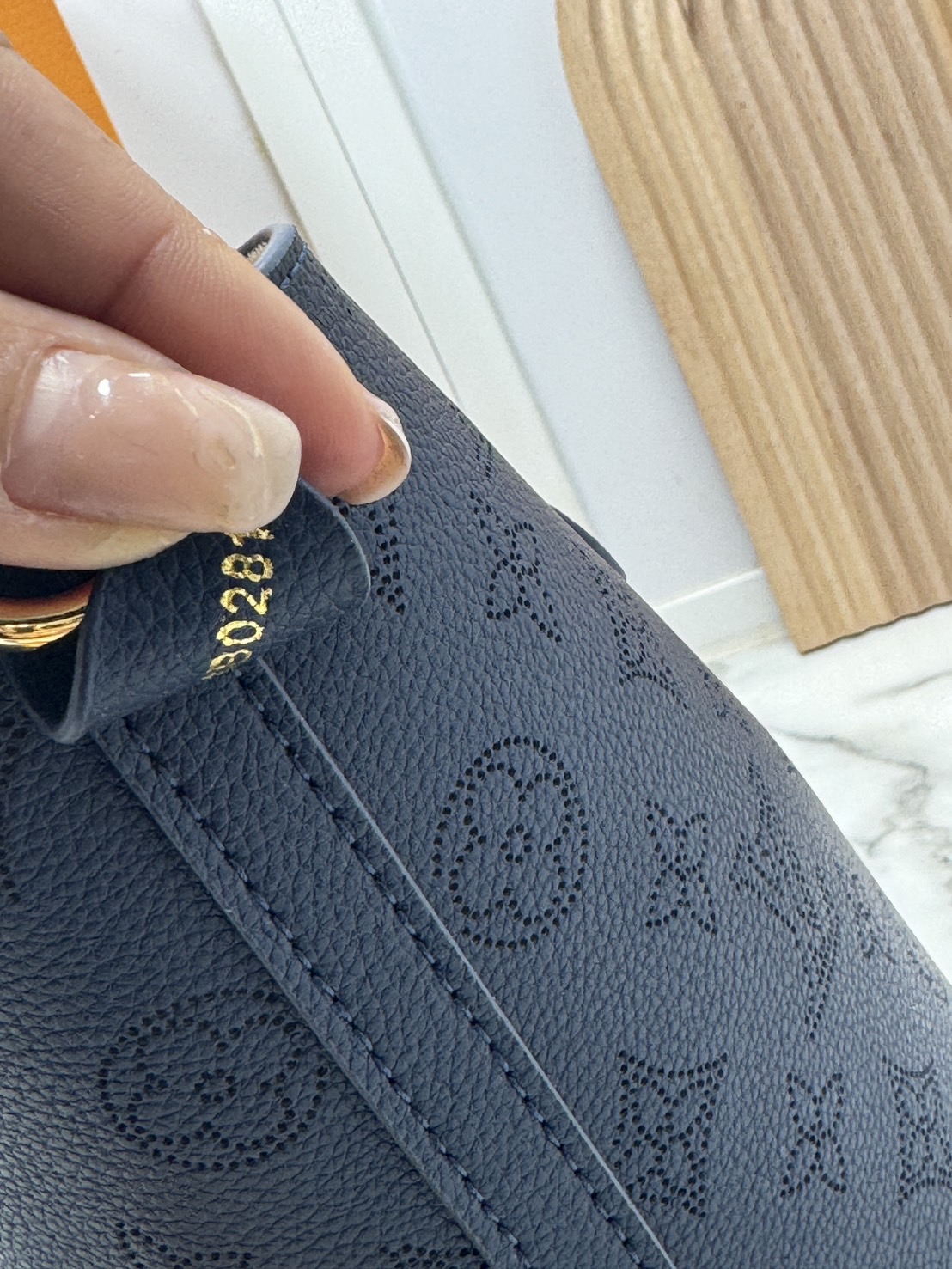 TOP ORI หนังแท้ | LV Blossom PM bag กระเป๋าทรงโท้ทรุ่นใหม่ โทนสีกรมคลาสสิกเหนือกาลเวลาที่มีสไตล์พร้อมตอบโจทย์การใช้งานมากขึ้น ฉลุลายโลโก้เป็นเอกลักษณ์ สวยหรู ดูแพงมากค่ะ