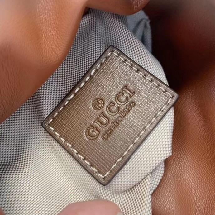 VIP 】Gucci Horsebit Gift Bag กระเป๋าสะพายข้าง Premiumgift วัสดุหนังแท้ เปิด-ปิด ด้วยกระดุมแม่เหล็ก ด้านในโล่ง ใส่ตังค์ ใส่โทรศัพท์ Iphone+ ได้ สายยาวปรับระดับได้ Crossbody ได้ น้ำหนักเบา มาพร้อมกล่องแบรนด์ สวยหรูดูแพง จะซื้อใช้เองหรือเป็นของขวัญก็เหมาะ ได