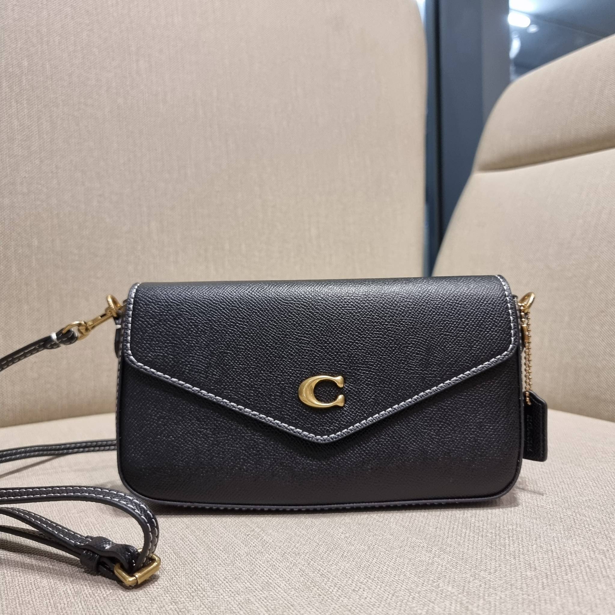 COACH C8439 WYNN CROSSBODY ใหม่ล่าสุด พร้อมเสิร์ฟความหรู ดูดีแบบน้อยแต่มาก กระเป๋าสะพายครอสบอดี้ ที่ซ่อนดีเทลดีงาม มีช่องเสียบบัตรแยกใช้ได้ หรือจะใส่ไว้ในกระเป๋า เพื่อแบ่งสัดส่วนให้ดูน่าใช้ วัสดุหนังวัวลายเกรน เส้นคมสวย เปิด-ปิดด้วยกระดุมแม่เหล็ก สะดวกใช้