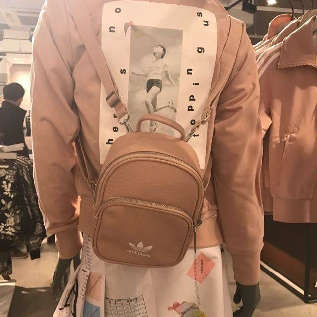 ADIDAS ORIGINALS CLASSIC MINI BACKPACK กระเป๋าเป้ทรงคลาสสิคไซส์มินิจากแบรนด์ adidas มาในขนาดกระทัดรัด น้ำหนักเบา พกพาสะดวกมากๆ วัสดุหนังนิ่มมือสุดๆ!! ทำความสะอาดง่าย เปิด-ปิดกระเป๋าด้วยซิป มีช่องหลักและช่องย่อยด้านหน้า หัวซิปปั๊มแบรนด์อะไหล่สวย ภายในกระเป