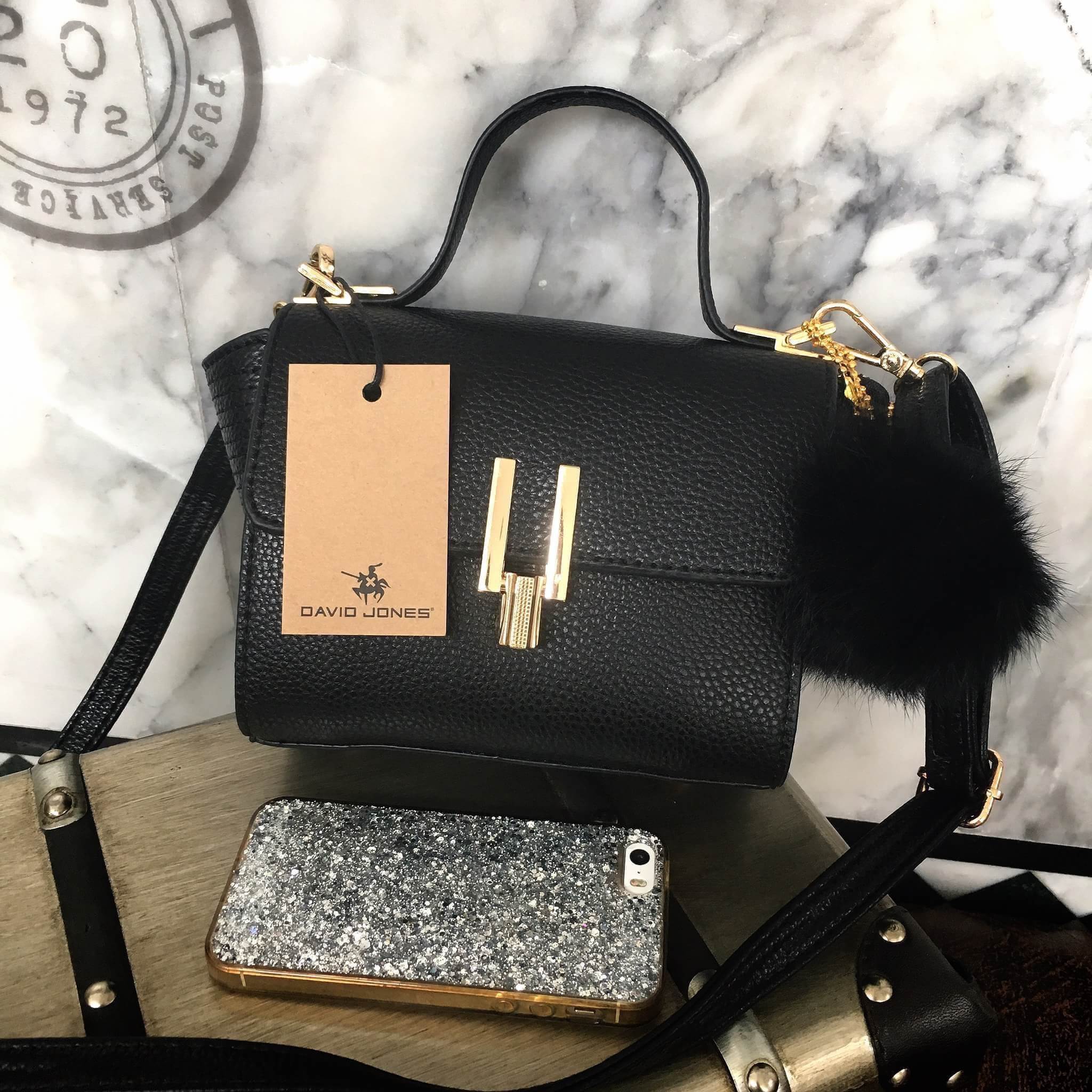 ทรงขายดี มาใหม่สวยหรูมากคะ 👑 สีใหม่ classic black กระเป๋าถือ / สะพายจาก แบรนด์ David jones หนังอย่างดี ขนาด มินิ กำลังดี มีช่องใส่ของจุกจิกด้านใน สีสวยคะ เข้ากับชุดได้ง่ายมากๆ ใบนี้แนะนำเลย #สวยมาก #ห้ามพลาดเลยคะ