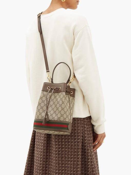 GUCCI Ophidia mini small GG bucket bag กระเป๋าถือหรือสะพายข้าง ขนาดเล็ก ทรงขนมจีบ วัสดุผ้าใบ+หนังแท้ พร้อมแถบลายทางสีเขียวและสีแดงด้านล่าง ด้านในโล่ง มี1ช่องเล็ก สายยาวถอดสายไม่ได้ ปรับระดับได้ ใบนี้เรียบหรูดูดีสุดๆไม่ควรพลาดค่า