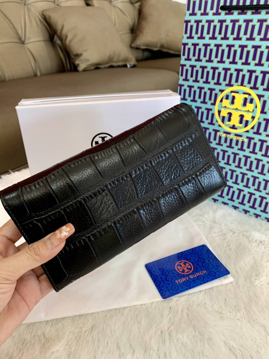 TORY BURCH Croc Long Wallet กระเป๋าสตางค์ใบยาว วัสดุหนังแกะสังเคราะห์ อะไหล่อทองโดดเด่นที่ด้านหน้า หนังเงาขึ้นรูปสวย เปิด-ปิดด้วยกระดุม ด้านในกระเป๋าแบ่งออกเป็นPatation มีช่องชิปยาวตรงกลาง มีช่องสำหรับ 6 ใบ งานสวยพร้อมส่งให้รับทรัพย์กันแล้ววันนี้