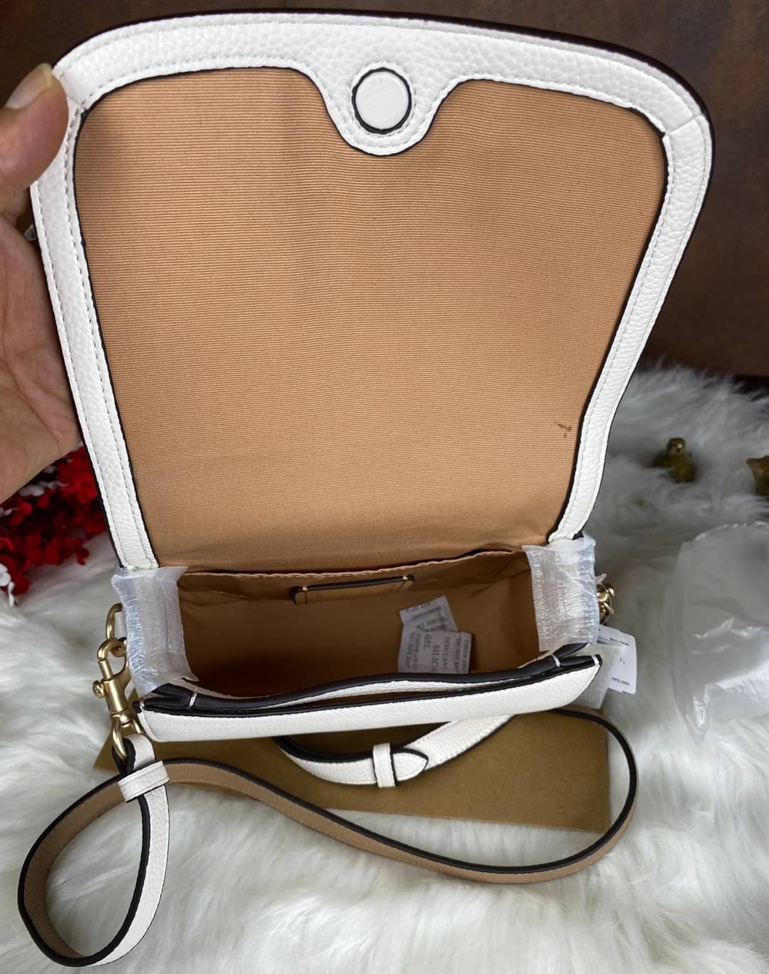 OUTLET 】COACH SADDLE BAG WITH HORSE AND CARRIAGE (COACH C4058) หนังกรวดละเอียดภายในกระเป๋ามัลติฟังก์ชั่น กระดุมแม่เหล็ก ซับในผ้านอกกระเป๋าเปิด สายสะพายถอดได้ สายสะพายยาว 22" สำหรับสะพายไหล่หรือ crossbody