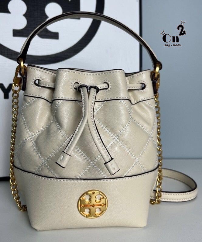 TORY BURCH WILLA MINI BUCKET BAG สุดปัง กระเป๋าสะพายทรงบัคเก็ต สวยผู้ดี โดดเด่นด้วยโลโก้สีทองดูหรู อัพลุคผู้ดี๊ผู้ดี วัสดุหนังแท้ ดีไซน์บุนวม เส้นคมดีเทลหรู เปิด-ปิดหนังรูดปากกระเป๋า มีหูหิ้วในตัว คล้องแขนเก๋ๆ ภายในเป็นช่องโล่ง มีช่องย่อย ใส่ของสำคัญจุกจิ
