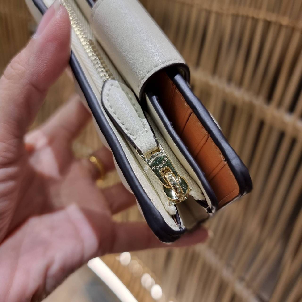 COACH C3454 MEDIUM CORNER ZIP WALLET ความหรูที่ซื้อได้!! กระเป๋าสตางค์ดีไซน์ใหม่ล่าสุด ออกแบบมาหรูดูดี ดีเทลลูกเล่นบุหนัง nappa นิ่มขึ้นเงาสวยมากๆ เปิด-ปิดใช้งานง่าย มีช่องซิปแยก มีช่องใส่บัตร ใส่ธนบัตรได้ทุกชนิด สะดวกใช้จริงๆใบนี้ สาวๆได้ไปใช้แล้วไม่อยาก