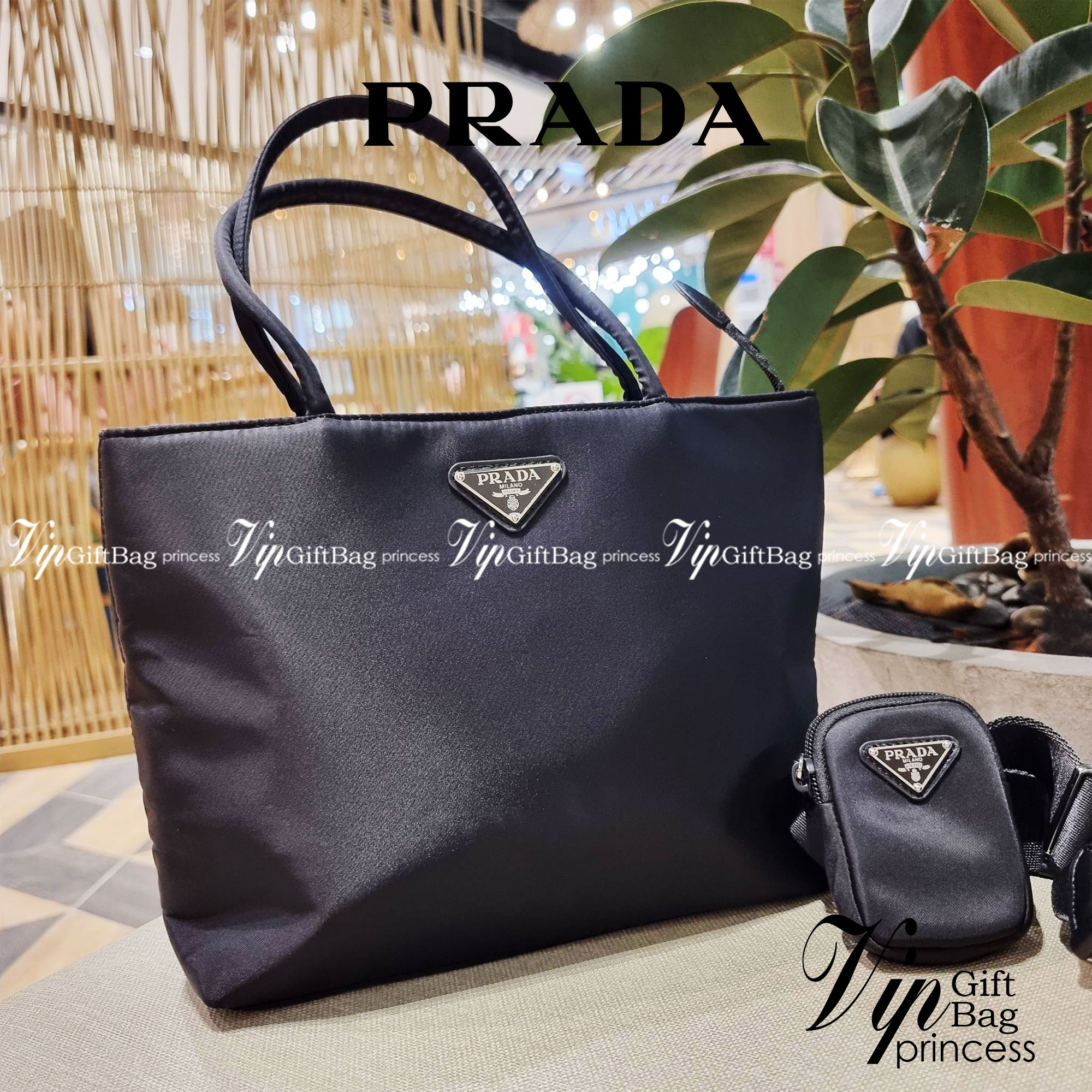 PRADA RE-NYLON TESUTO TOTE BAG กระเป๋าทรงช้อปปิ้ง ขนาดกำลังสวย รุ่นหายาก ขายดีตลอดกาล!!ด้วยรูปทรงที่ใช้งานง่ายและสะดวก ทำให้ครองใจทั้งสาวๆและหนุ่มๆได้ไม่ยาก วัสดุผ้าไนล่อนคุณภาพ พร้อมใบลูก ไว้ใส่เหรียญ ใส่กุญแจได้สารพัด ปากกระเป๋ามีซิปปิดกันของหล่น ภายในเ