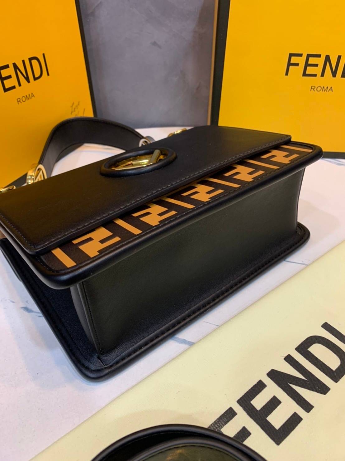 FENDI KAN leather bag เกรดออริจินอล ด้วยสีและลวดลายคลาสสิกตามแบบแบรนด์ เข้าได้กับสาวๆ ทุกสไตล์ บ่งบอกความเป็น FF ได้อย่างสมบูรณ์แบบ โทนสีแมตช์กับเสื้อผ้าได้ง่าย เสริมลุคสาวมั่นก็ลงตัว หรือเปลี่ยนมาติดสายสะพายยาวเพื่อสะพายคาดลำตัวก็ได้ความชิลและคล่องตัวไปอ