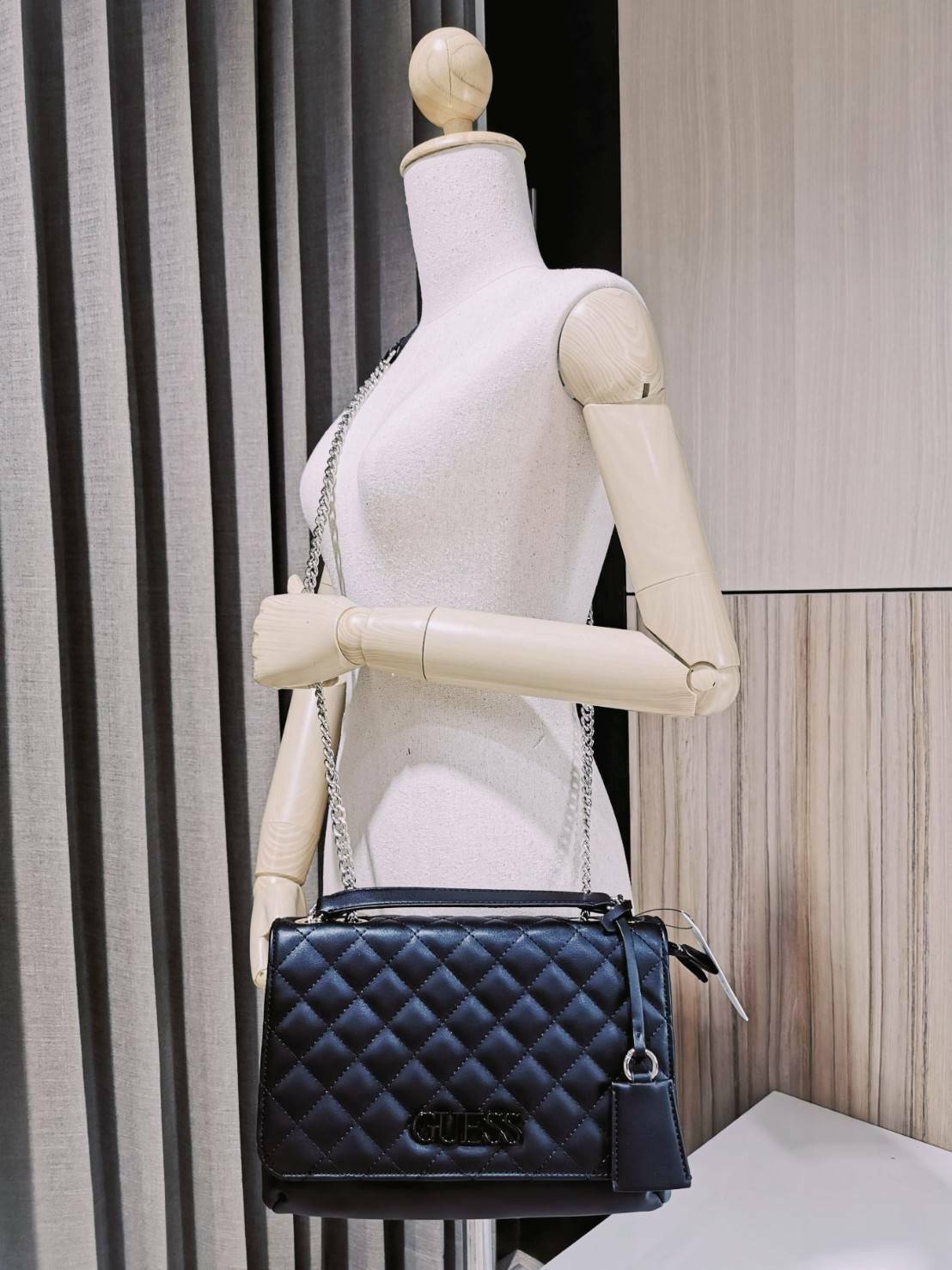 GUESS CROSSBODY BAG กระเป๋าสะพายรุ่นใหม่ล่าสุดทรงเหลี่ยมหนังนิ่มสวยเดินเส้นลายตารางอยู่ทรงด้านหน้าประดับโลโก้ GUESS สวยดูมีเปิดปิดด้วยฝาปิด ภายในมีช่องแบ่งสองช่องเป็นสัดส่วนใส่กระเป๋าสตางค์ใบยาว มือถือ ของจุกจิกได้เยอะ พร้อมสายสะพายโซ่ต่อหนังจะเลื่อนใช้สา