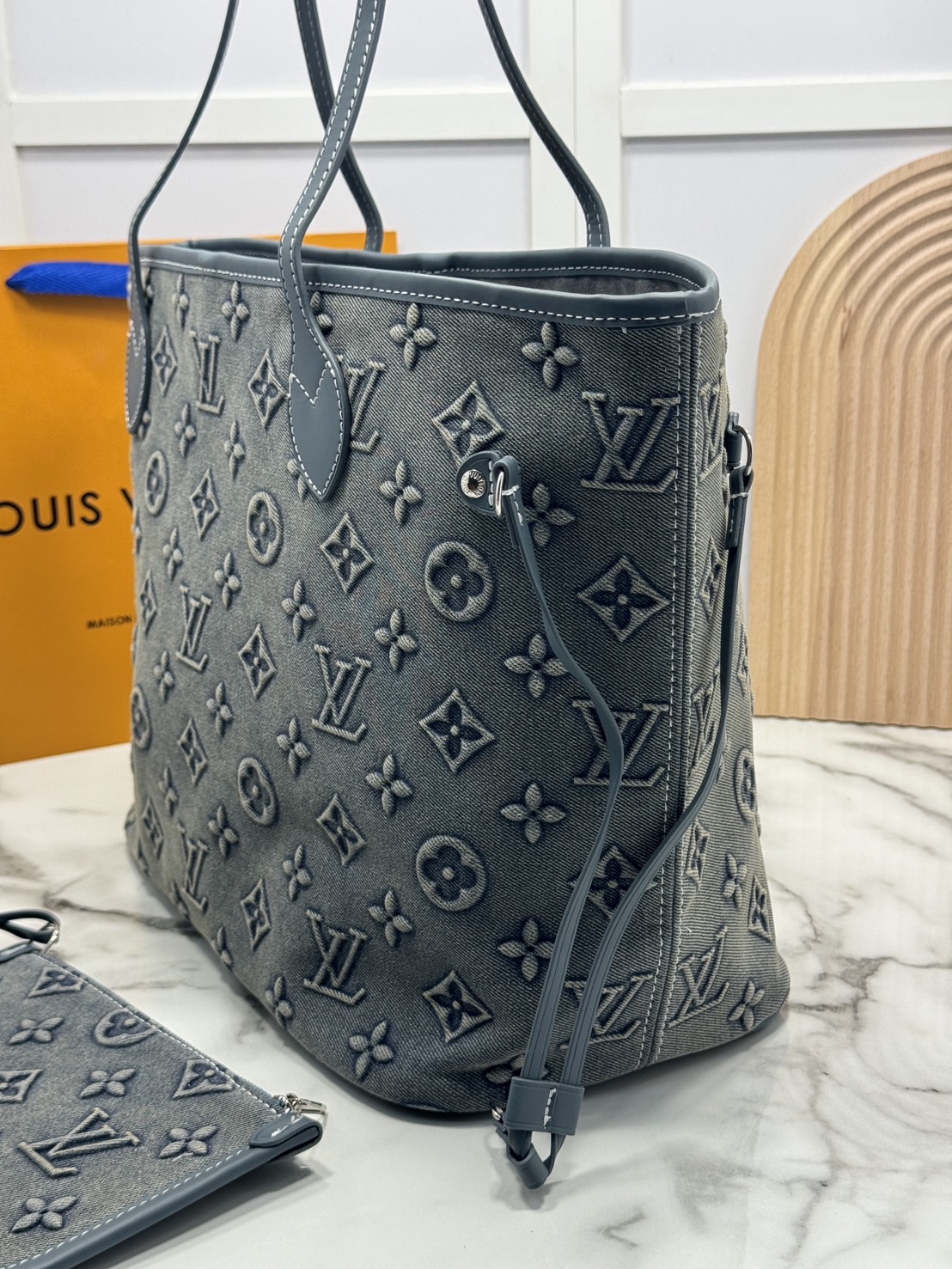 LV Neverfull MM Denim Tote Bag กระเป๋าสะพายทรงโท้ทเดนิมลายโมโนแกรมปั้มนูน พร้อมใบเล็กเข้าชุด ภายในโล่งกว้างมาก สะพายไปเที่ยวต่างจังหวัดคือดีงามมากจ้า หรือจะสะพายไปทำงาน ไปต่างประเทศก็สะดวก จัดไป!