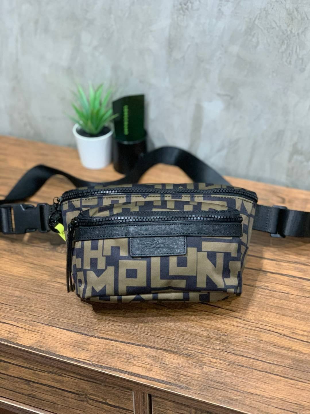 LONGCHAMP LE PLIAGE LGP BELT BAG M เท่ห์อย่างมีสไตล์กระเป๋าทรงคาดอกและคาดเอวดีไซน์แนวสปอร์ต เพิ่มความโดดเด่นทันสมัยด้วยลายซิกเนเจอร์