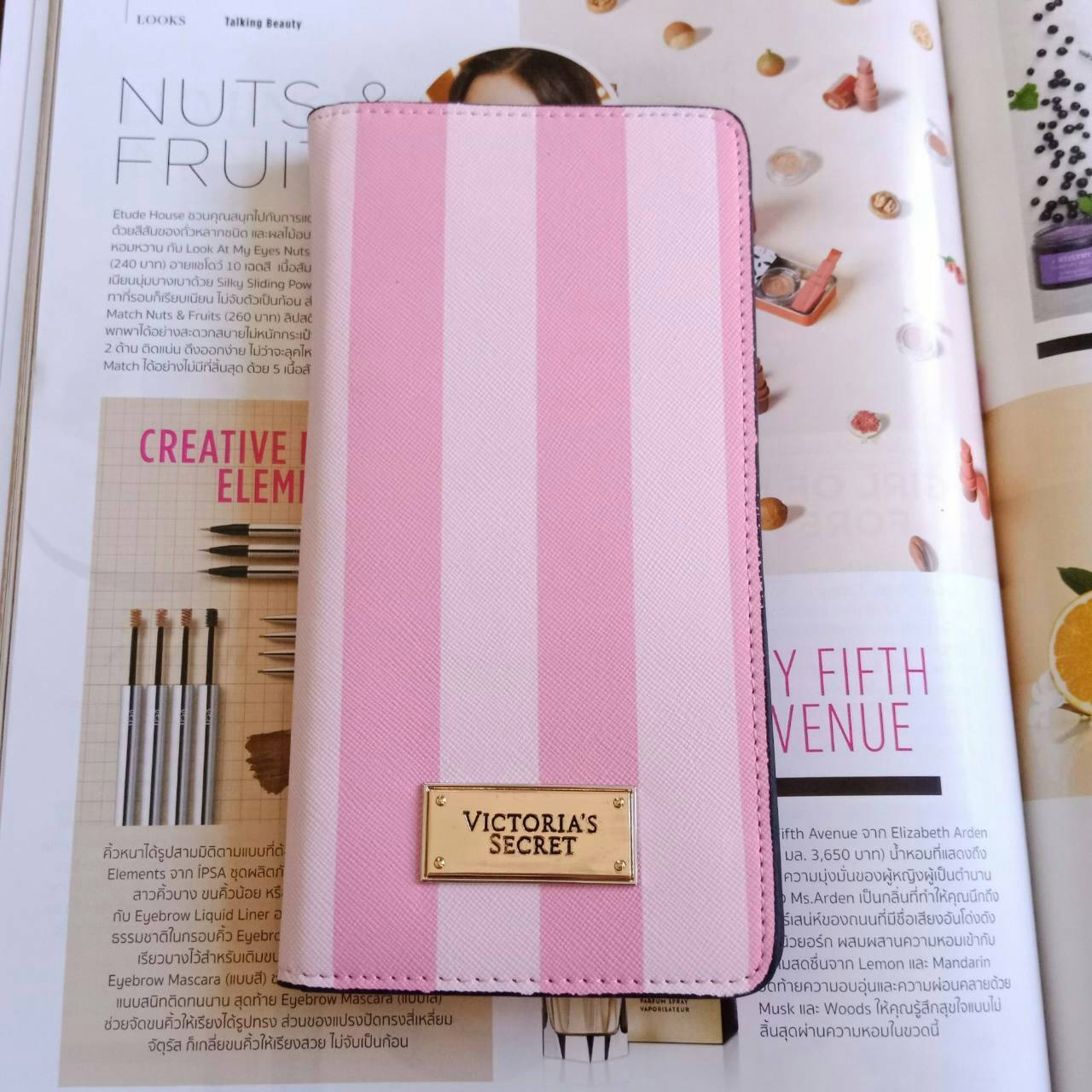 กระเป๋าสตางค์แบบพับจากแบรนด์ดัง VICTORIA'S SECRET แบบพับฝาเปิด ดีไซน์สวย พิมพ์ลายบนหนังpu ด้านหน้าประดับโลโก้ เปิดปิดง่าย ตามแบบฉบับของ Victoria ลุคทันสมัย ใส่บัตร+แบงค์ได้เยอะ แถมมีช่องซิปด้วย น้ำหนักเบา รุ่นนี้ขอแนะนำคะ!