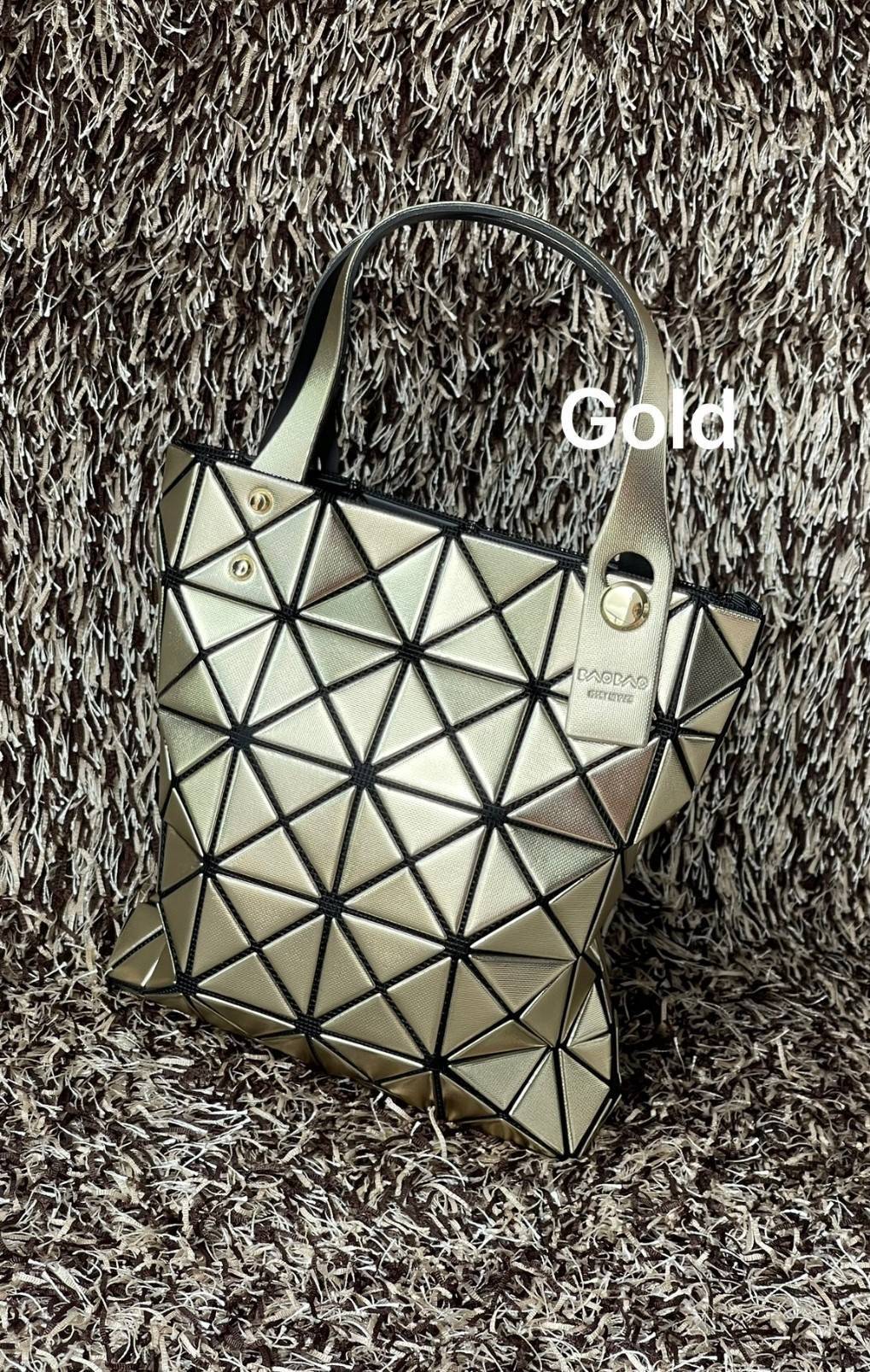 BAO BAO ISSEY MIYAKE PLATINUM COFFRET สะท้อนแสงเพื่อสร้างสินค้าระดับพรีเมียมที่ให้ความเงางามที่เหนือกว่า เพิ่มความหรูหราและโดดเด่นให้กับ เพราะมีความแวววาวและเป็นประกาย