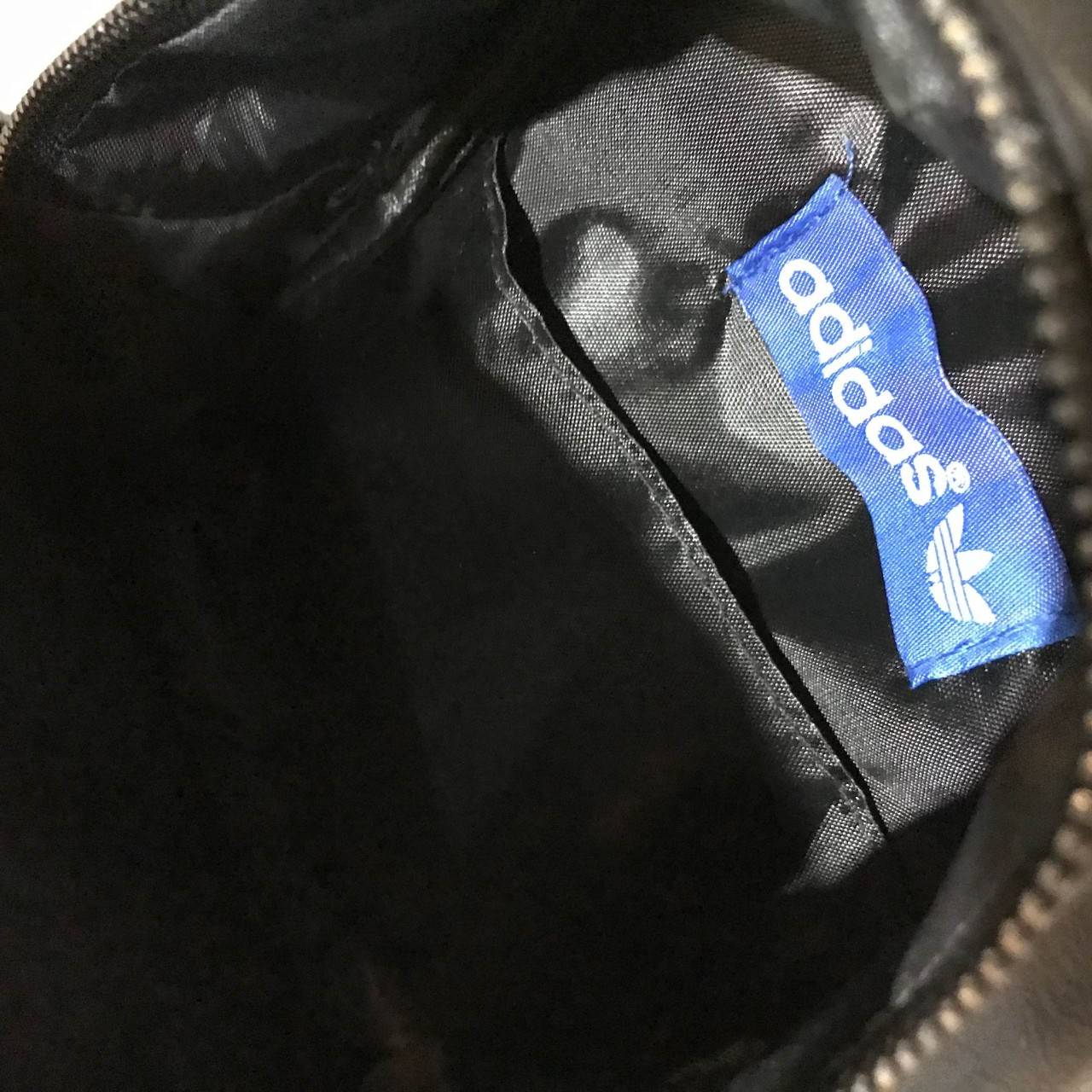 ADIDAS 2WAY MINI BACKPACK กระเป๋าเป้หรือสะพายหนังเรียบสไตล์ Sport ขนาดมินิ น้ำหนักเบา ด้านหน้ามีโล้โก้และช่องซิป เปิดปิดด้วยซิปสะดวกใช้ หัวซิปแบรนด์ ภายในมีช่องใส่ของ หูจับถนัดมือ สายสะพายปรับได้ freesize สามารถสะพายเป็นเป้ หรือกระเป๋าสะพาย Crossbody ได้2